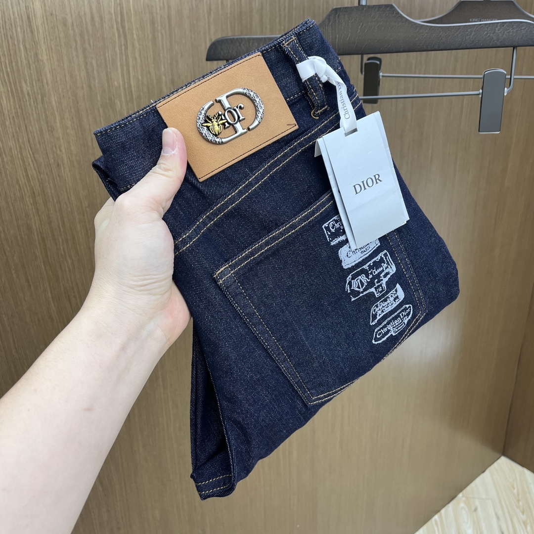 NO:123136,New CD, high-end customization, 25SS spring and summer latest jeans, released simultaneously on the counter, imported color fixing fabric, original custom reproduction, customer-supplied hardware and auxiliary materials, original quality, heavy industry washing, fine workmanship and excellent upper body!  Preferred single product produced by fax, number 29-38 without 35.37, jeans, alexander wang19860909新款 CD 高端定制、25SS春夏最新款牛仔裤 柜台同步发售 进口固色面料 原版定制复刻 客供五金辅料 原单品质 重工洗水 做工走线精细 上身绝佳！优选单品 fax出品 码数29-38无35.37,,jeans,alexander wang,Men's clothing