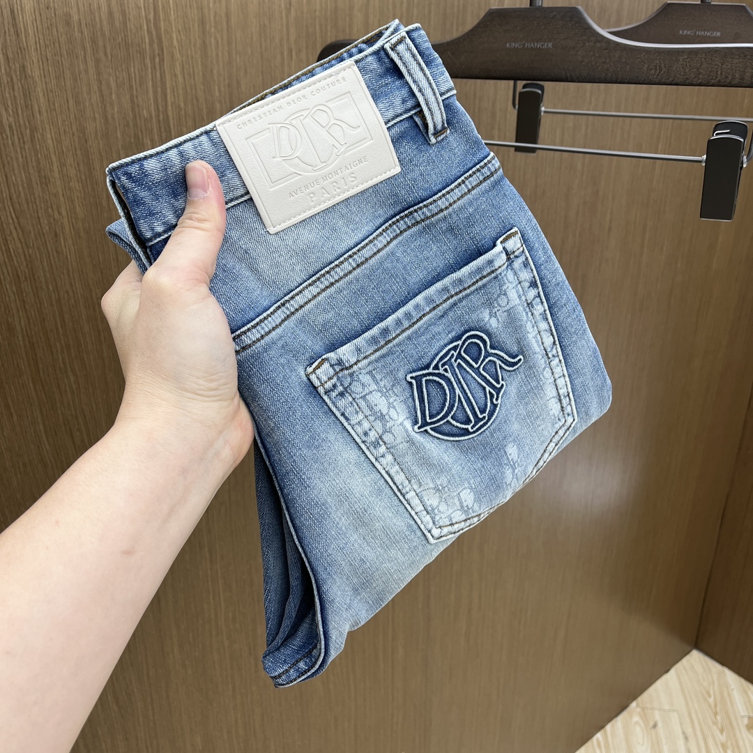 NO:118220,New CD, high-end customization, the latest jeans in early spring 2025, are released simultaneously on the counter, original customization reproduction, customer-supplied hardware and accessories, original quality, imported denim fabric heavy-duty washing, fine leather brand, fine workmanship wiring, excellent upper body!  FMZ preferred single product number 30-38 no 35.37, jeans, alexander wang19860909新款 CD 高端定制、2025早春最新款牛仔裤 柜台同步发售 原版定制复刻 客供五金辅料 原单品质 进口牛仔面料重工洗水 精品皮牌 做工走线精细 上身绝佳！fmz优选单品 码数30-38无35.37,,jeans,alexander wang,Men's clothing