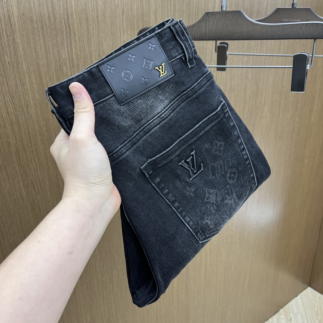 NO:130195,New LV high-end customization, the latest jeans in early spring 2025 are released simultaneously on the counter. Original customization replicas. Customer-supplied hardware and accessories. Original quality. Imported denim fabric heavy-duty washing. Boutique leather brands. Fine workmanship and excellent upper body!  FMZ preferred single product number 30-38 no 35.37, louis vuitton,jeans,alexander wang19860909新款 LV 高端定制、2025早春最新款牛仔裤 柜台同步发售 原版定制复刻 客供五金辅料 原单品质 进口牛仔面料重工洗水 精品皮牌 做工走线精细 上身绝佳！fmz优选单品 码数30-38无35.37,,louis vuitton,jeans,alexander wang,Men's clothing