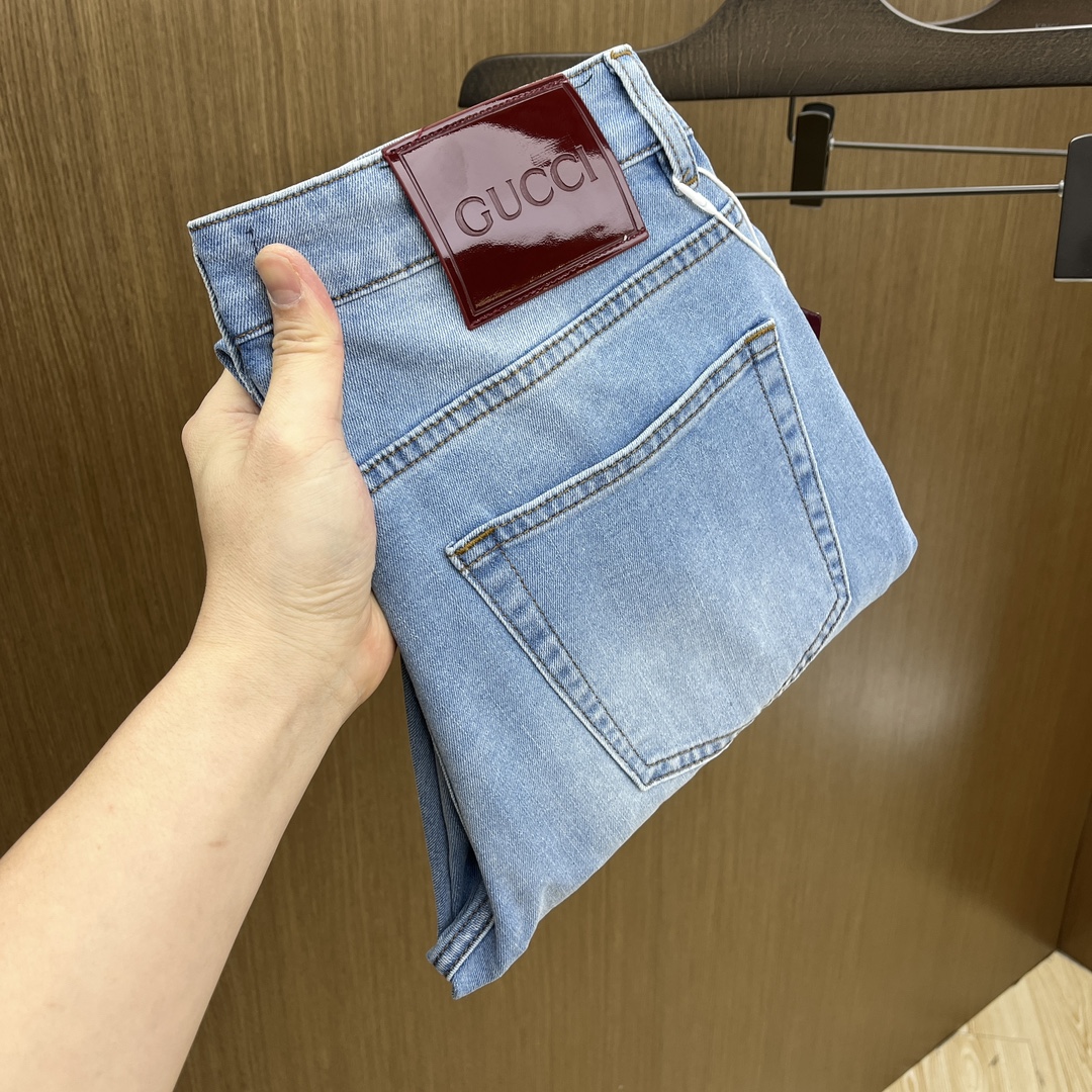 NO:119944,New Guc SS spring and summer new super soft wash jeans, top body is so handsome, small straight-fitting design, slim-fitting cut, men's top casual cotton!  High-end stretchy all-season versatile commuter jeans for men!  The style is extremely versatile, the fabric is elastic and the material is also outstanding, with a bit retro and old style. The thick fabric is suitable for all seasons to wear and the industry's exclusive first-time model, and the four seasons versatile commuter style!  This high-end slim elastic tight jeans are versatile and comfortable!  29-38 (no 35,37), gucci, jeans, alexander wang19860909新款 Guc SS春夏新品超柔和水洗牛仔裤 ,上身爆帅,小直筒设计,修身裁剪,男款顶级休闲棉质！高端弹力四季百搭通勤牛仔男裤！款式极其的百搭,面料弹力,材质也十分出众,有点复古做旧的风格,厚面料适合四季穿着业内独家首发款,四季百搭通勤款！这类高端的修身弹力紧身牛仔裤,fxq百搭而且舒适！ 29-38（无35,37）,,gucci,jeans,alexander wang,Men's clothing