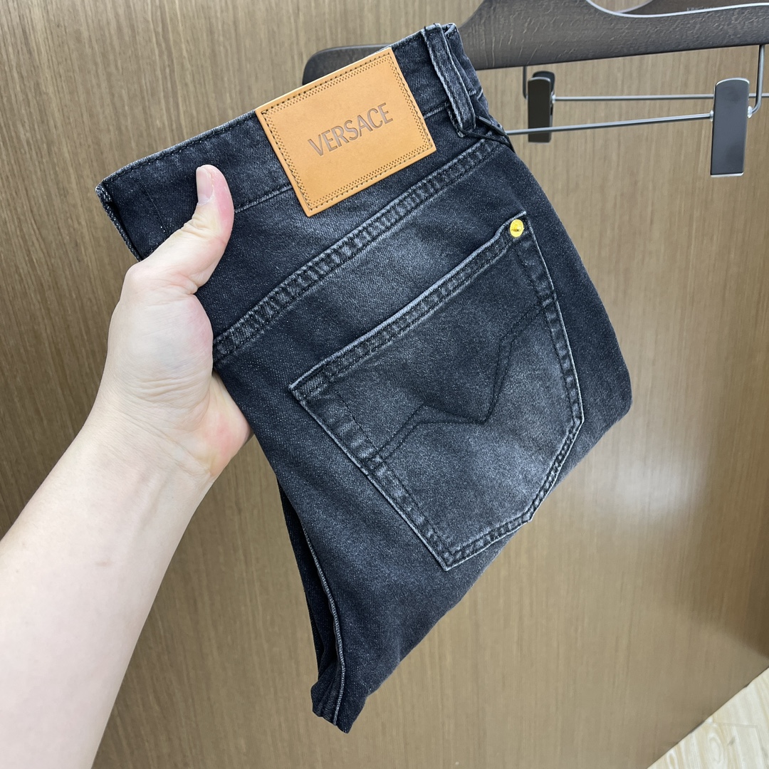 NO:119922,New VerSS spring and summer new super soft wash jeans, top body is so handsome, small straight-fitting design, slim-fitting cut, men's top casual cotton!  High-end stretchy all-season versatile commuter jeans for men!  The style is extremely versatile, the fabric is elastic and the material is also outstanding, with a bit retro and old style. The thick fabric is suitable for all seasons to wear and the industry's exclusive first-time model, and the four seasons versatile commuter style!  This high-end slim elastic tight jeans are versatile and comfortable!  29-38 (no 35,37), jeans,alexander wang19860909新款 VerSS春夏新品超柔和水洗牛仔裤 ,上身爆帅,小直筒设计,修身裁剪,男款顶级休闲棉质！高端弹力四季百搭通勤牛仔男裤！款式极其的百搭,面料弹力,材质也十分出众,有点复古做旧的风格,厚面料适合四季穿着业内独家首发款,四季百搭通勤款！这类高端的修身弹力紧身牛仔裤,fxq百搭而且舒适！ 29-38（无35,37）,,jeans,alexander wang,Men's clothing