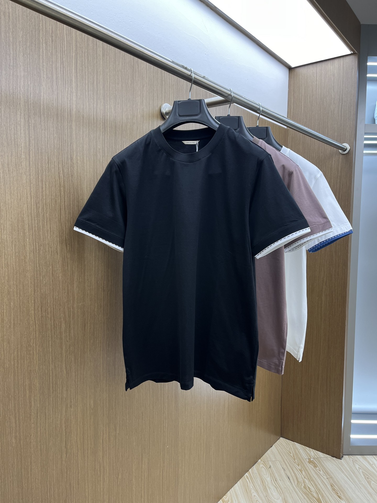 NO:119934,HER High-quality, the new short-sleeved early spring style is on sale. Men's daily trip to close their eyes. High-quality custom fabric short-sleeved T-shirts. The charm lies in creating a simple and luxurious fashion. The casual matching makes the British style unique temperament. The loose style shows a casual style. Whether it is matched with jeans, casual pants, or skirts, bjj can show a unique personality. Size M-3xl, skirts, jeans, T-shirt, tees, t-shirt, alexander wang19860909HER 高品质 早春新款短袖抢先发售 男士日常出门闭眼搭 高级定制面料短袖T恤 魅力在于创造了简约奢华感的时尚,随意搭配感受英式风格独特气质. 宽松的版型展现出休闲随意的风格,无论是搭配牛仔裤、休闲裤、还是裙子,bjj都能展现出独特的个性 尺码M-3xl,,skirts,jeans,T-shirt,tees，t-shirt,alexander wang,Men's clothing