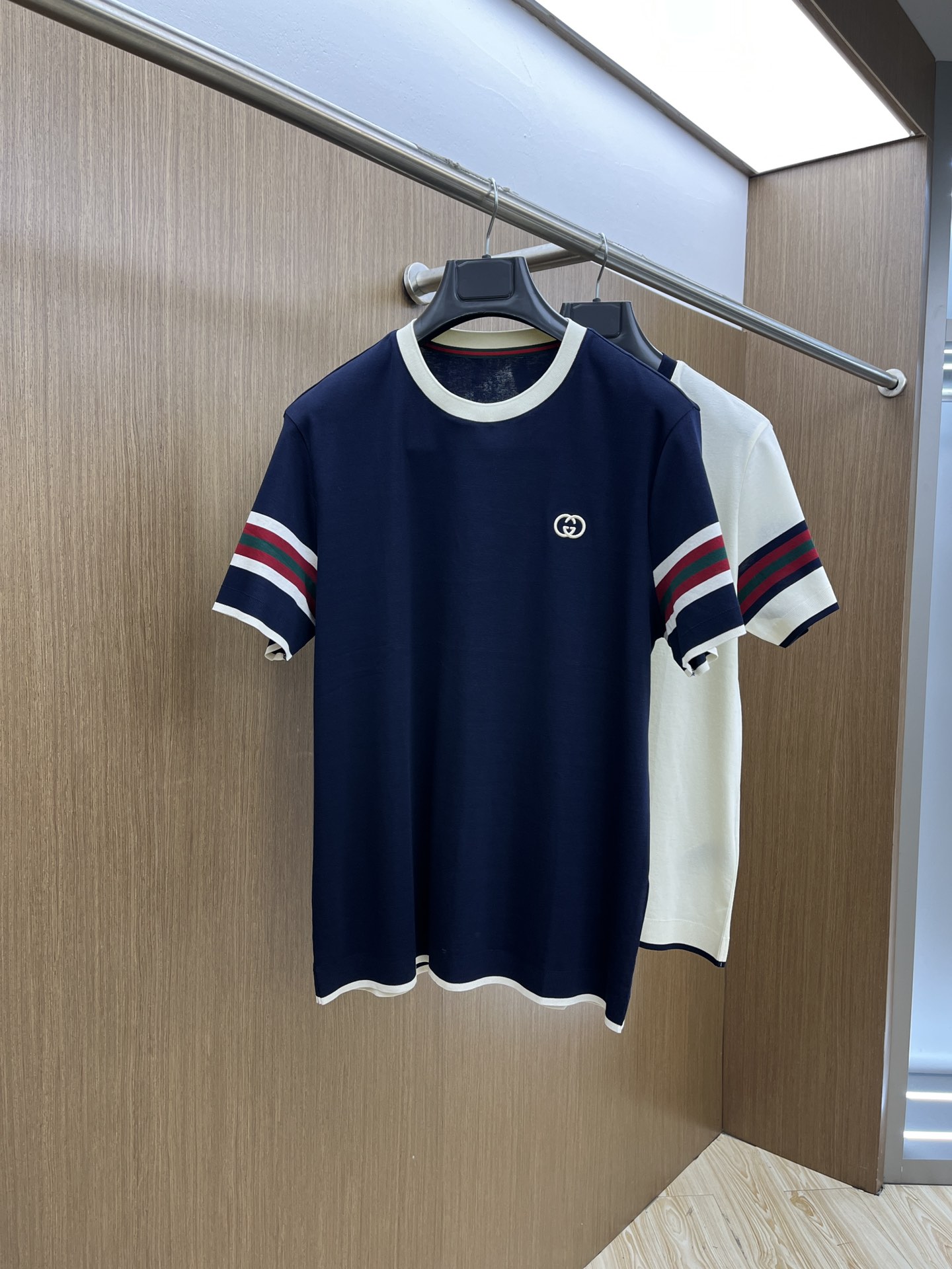 NO:119937,Guc High quality, the new short-sleeved early spring style is on sale, men's daily trip to close their eyes, high-end custom fabric short-sleeved T-shirts, the charm lies in creating a simple and luxurious fashion, and feel the unique temperament of the British style at will. The loose style shows a casual and casual style, whether it is matched with jeans, casual pants, or skirts, bjj can show a unique personality Size M-3xl, gucci, skirts, jeans, T-shirt, tees, t-shirt, alexander wang19860909Guc 高品质 早春新款短袖抢先发售 男士日常出门闭眼搭 高级定制面料短袖T恤 魅力在于创造了简约奢华感的时尚,随意搭配感受英式风格独特气质. 宽松的版型展现出休闲随意的风格,无论是搭配牛仔裤、休闲裤、还是裙子,bjj都能展现出独特的个性 尺码M-3xl,,gucci,skirts,jeans,T-shirt,tees，t-shirt,alexander wang,Men's clothing