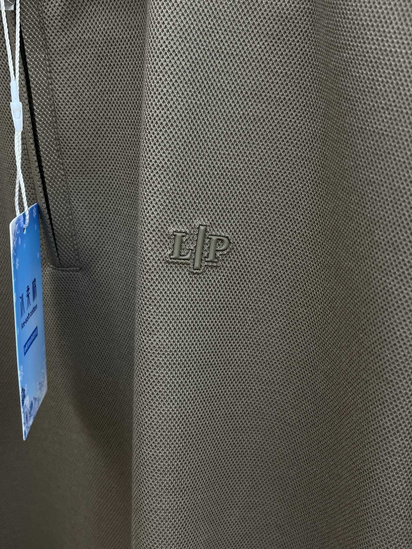 新款  lP。 高品质 25早春新款短袖yyds😍 日常出门闭眼搭
定制朱地弹力棉面料短袖Polo衫T恤