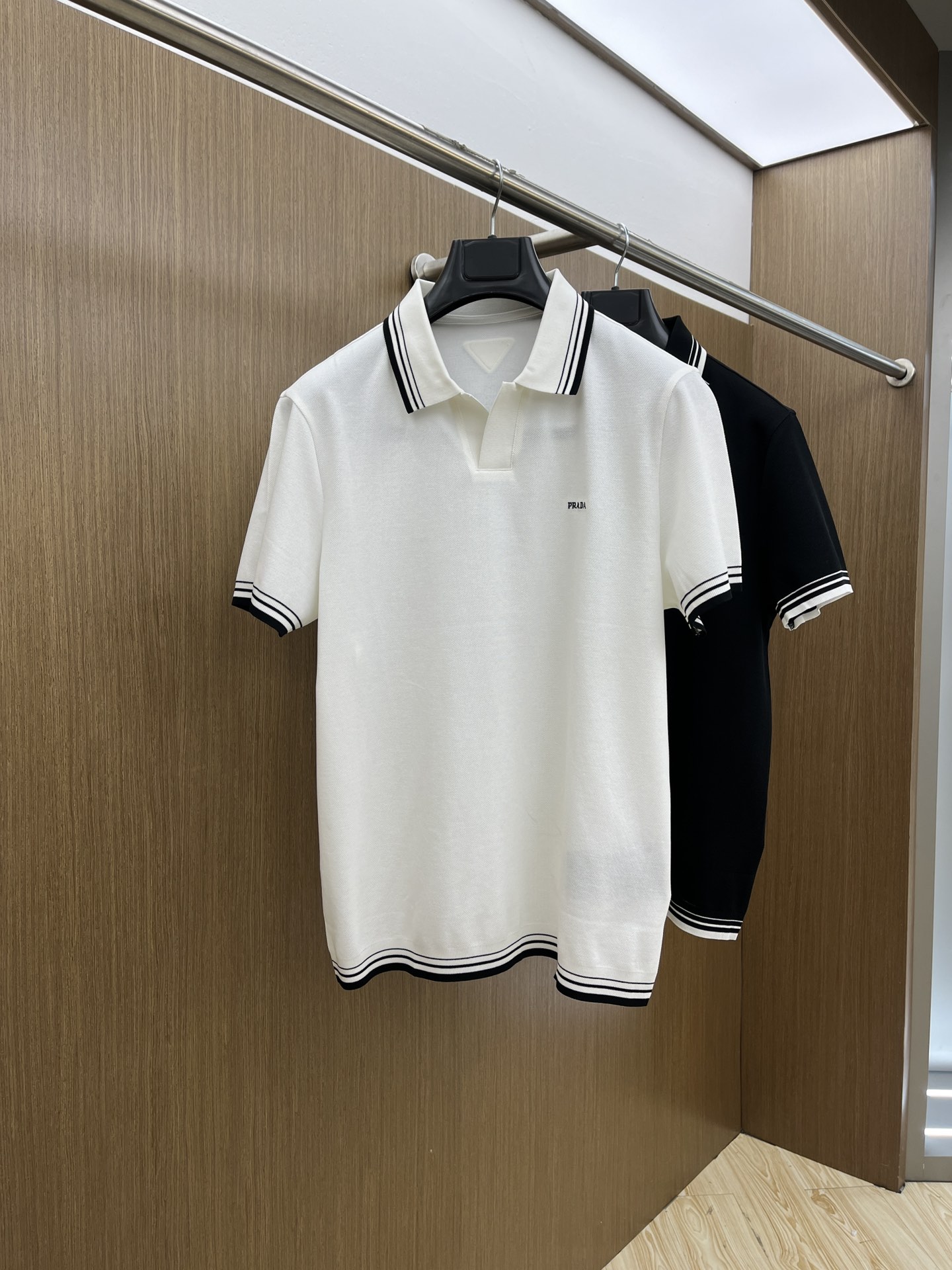 NO:119946,New LP High Quality 25 Early Spring New Short-sleeved Yyds Daily Going Out and Closed Eyes Customized Thin-Large Stretch Cotton Fabric Short-sleeved Polo Shirts The charm lies in creating a simple and luxurious fashion, and feel the unique temperament of the British style at will. The loose style shows a casual and casual style. Whether it is matched with jeans, casual pants, or skirts, bjj can show a unique personality. Size M-3xl, loro piana, skirts, jeans, T-shirt, tees, t-shirt, alexander wang19860909新款 LP 高品质 25早春新款短袖yyds 日常出门闭眼搭 定制朱地弹力棉面料短袖Polo衫T恤 魅力在于创造了简约奢华感的时尚,随意搭配感受英式风格独特气质. 宽松的版型展现出休闲随意的风格,无论是搭配牛仔裤、休闲裤、还是裙子,bjj都能展现出独特的个性 尺码M-3xl,,loro piana,skirts,jeans,T-shirt,tees，t-shirt,alexander wang,Men's clothing