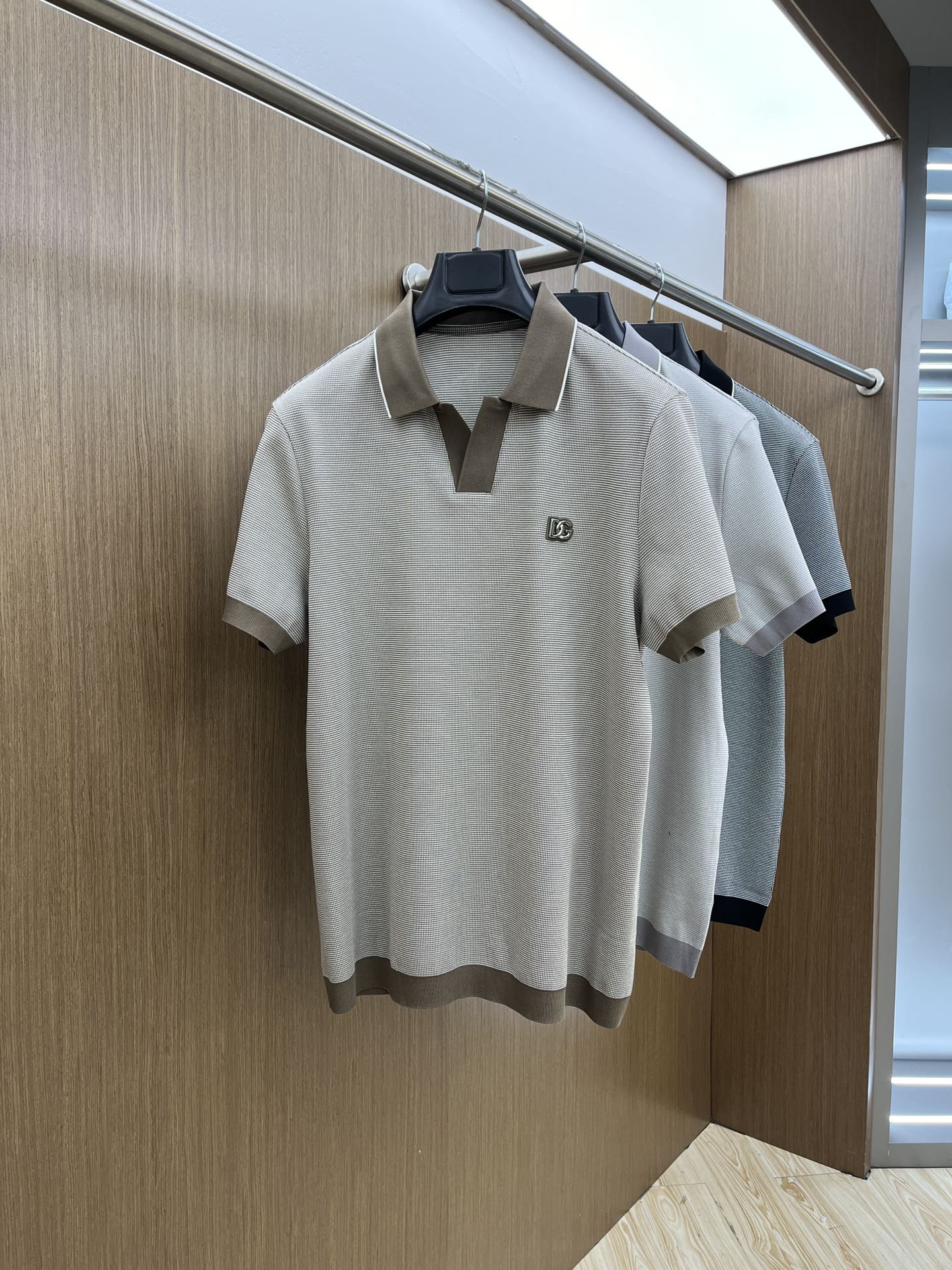 NO:119945,New DG High Quality 25 Early Spring New Short-sleeved Yyds Daily Going Out and Close Your Eyes Customized Red Stretch Cotton Fabric Short-sleeved Polo Shirts The charm lies in creating a simple and luxurious fashion, and feel the unique temperament of the British style at will. The loose style shows a casual and casual style. Whether it is matched with jeans, casual pants, or skirts, bjj can show a unique personality. Size M-3xl, Dolce & Gabbana, skirts, jeans, T-shirt, tees, t-shirt, alexander wang19860909新款 DG 高品质 25早春新款短袖yyds 日常出门闭眼搭 定制朱地弹力棉面料短袖Polo衫T恤 魅力在于创造了简约奢华感的时尚,随意搭配感受英式风格独特气质. 宽松的版型展现出休闲随意的风格,无论是搭配牛仔裤、休闲裤、还是裙子,bjj都能展现出独特的个性 尺码M-3xl,,Dolce&Gabbana,skirts,jeans,T-shirt,tees，t-shirt,alexander wang,Men's clothing