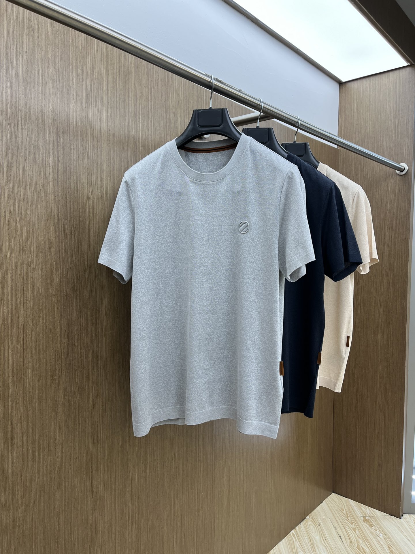 NO:123285,ZZ high quality, the new short-sleeved style of early spring is on sale, men's daily trip to close their eyes, high-end custom fabric short-sleeved T-shirts, the charm lies in creating a simple and luxurious fashion, and feel the unique temperament of the British style at will. The loose style shows a casual and casual style, whether it is matched with jeans and casual pants, it can show a unique personality. Size M-3xl, jeans, T-shirt, tees, t-shirt, alexander wang19860909ZZ高品质 早春新款短袖抢先发售 男士日常出门闭眼搭 高级定制面料短袖T恤 魅力在于创造了简约奢华感的时尚,随意搭配感受英式风格独特气质. 宽松的版型展现出休闲随意的风格,无论是搭配牛仔裤、休闲裤、都能展现出独特的个性 尺码M-3xl,,jeans,T-shirt,tees，t-shirt,alexander wang,Men's clothing