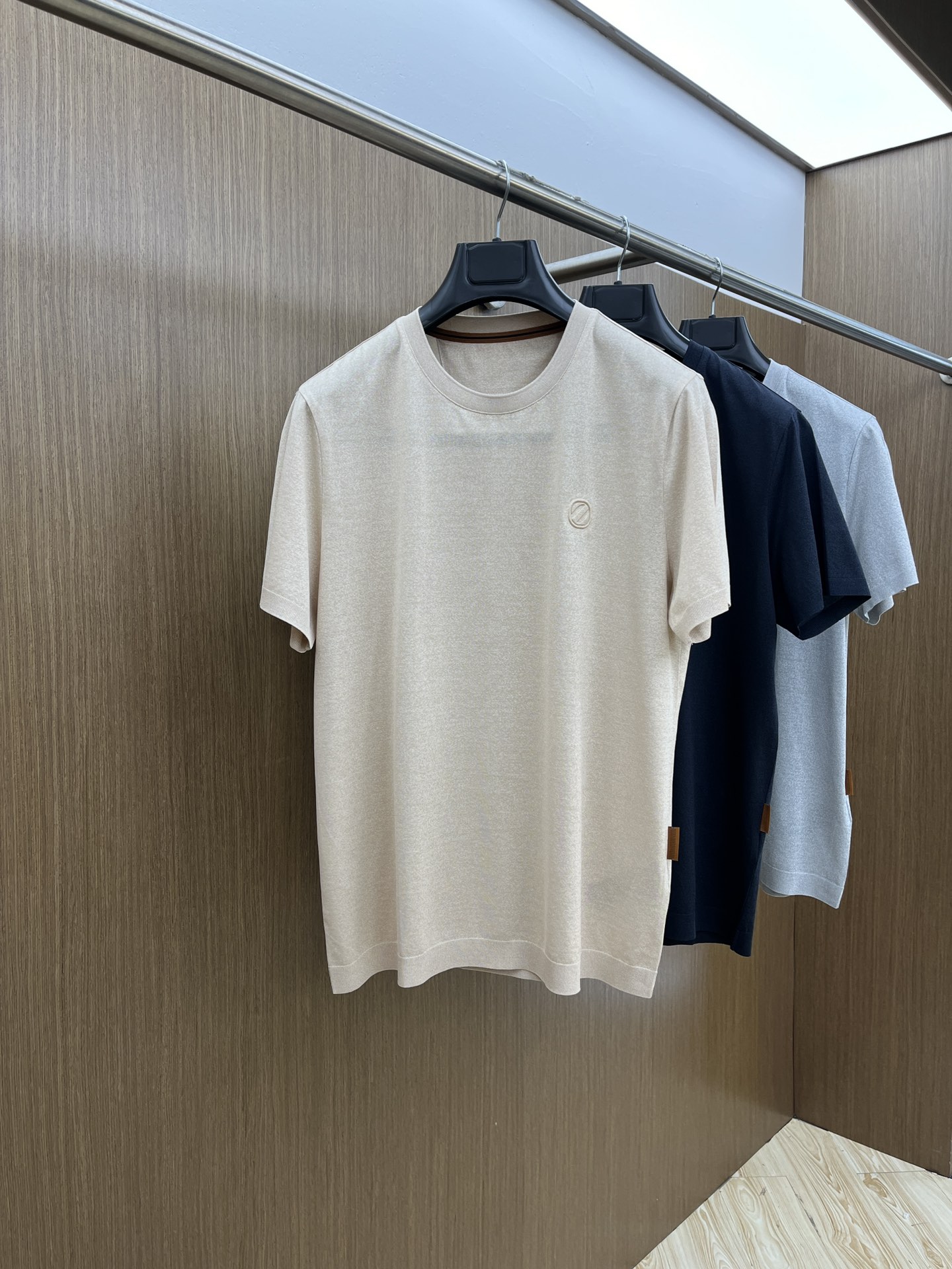 NO:123289,ZZ High-quality, the new short-sleeved model of early spring is on sale. Men's daily wear when going out. High-quality custom fabric short-sleeved T-shirt. The charm lies in creating a simple and luxurious fashion, and the unique temperament of the British style is to feel the unique temperament of random matching. Size M-3xl, T-shirt,tees, t-shirt,alexander wang19860909ZZ 高品质 早春新款短袖抢先发售 男士日常出门闭眼搭 高级定制面料短袖T恤 魅力在于创造了简约奢华感的时尚,随意搭配感受英式风格独特气质. 尺码M-3xl,,T-shirt,tees，t-shirt,alexander wang,Men's clothing