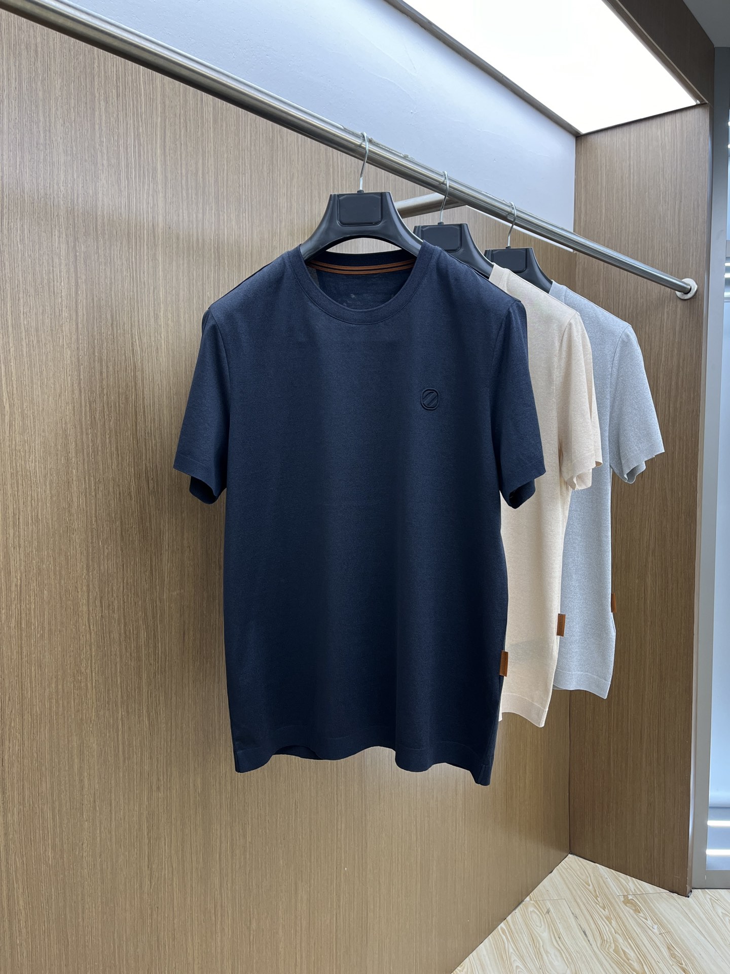 NO:123292,New P ZZ High Quality Early Spring New Short-sleeved Style is on sale for men's daily trip to close their eyes. High-end custom fabric short-sleeved T-shirt. The charm lies in creating a simple and luxurious fashion, and the unique temperament of the British style is to feel the unique temperament of random matching. Size M-3xl, T-shirt,tees, t-shirt,alexander wang19860909新款 P ZZ 高品质 早春新款短袖抢先发售 男士日常出门闭眼搭 高级定制面料短袖T恤 魅力在于创造了简约奢华感的时尚,随意搭配感受英式风格独特气质. 尺码M-3xl,,T-shirt,tees，t-shirt,alexander wang,Men's clothing