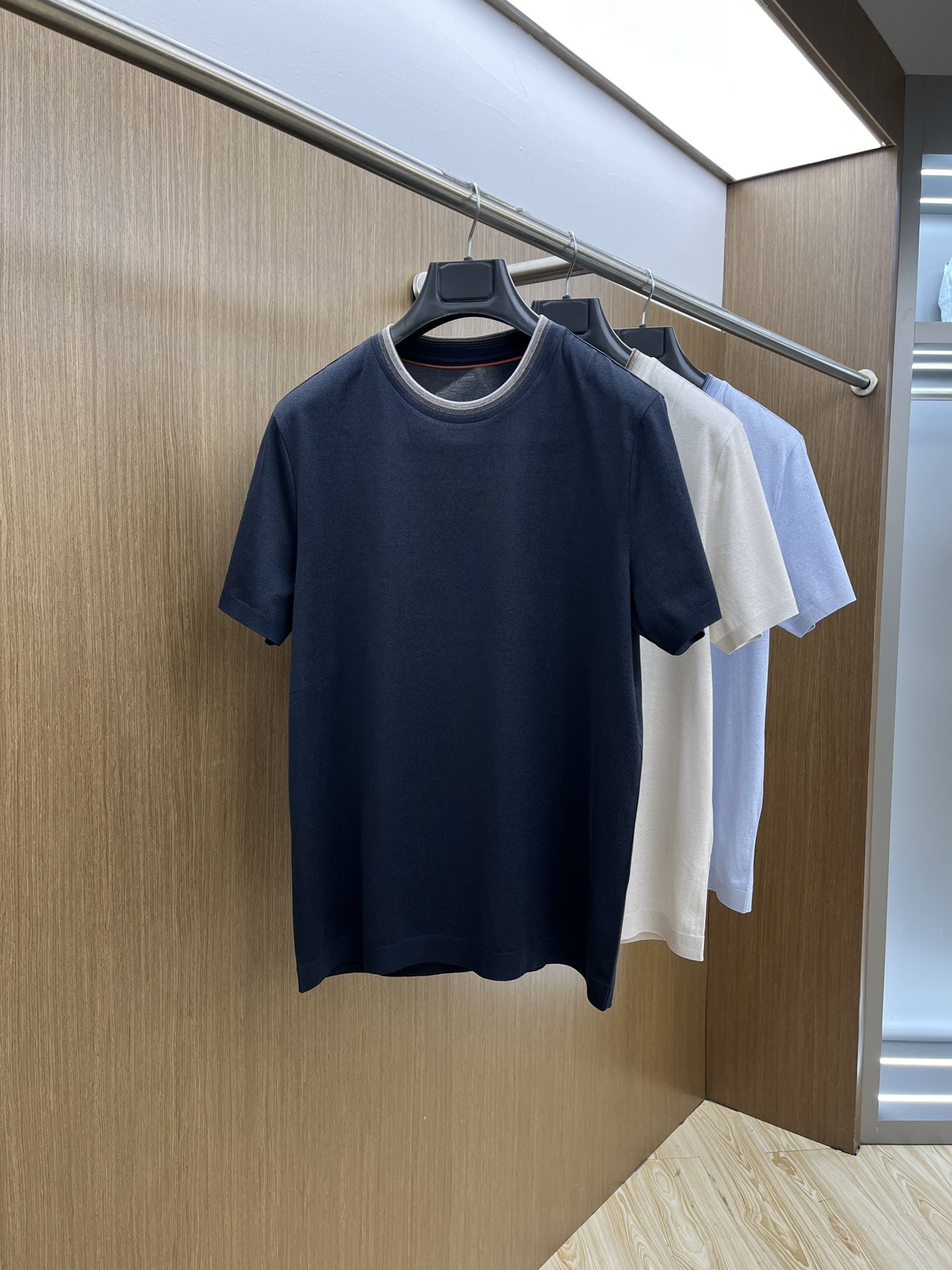 NO:123283,LP high quality, the new short-sleeved early spring style is on sale, men's daily eyes closed when going out, high-end custom fabric short-sleeved T-shirt The charm lies in creating a simple and luxurious fashion, and the unique temperament of the British style is to feel the unique temperament of random matching. Size M-3xl, loro piana, T-shirt,tees, t-shirt,alexander wang19860909LP 高品质 早春新款短袖抢先发售 男士日常出门闭眼搭 高级定制面料短袖T恤 魅力在于创造了简约奢华感的时尚,随意搭配感受英式风格独特气质. 尺码M-3xl,,loro piana,T-shirt,tees，t-shirt,alexander wang,Men's clothing