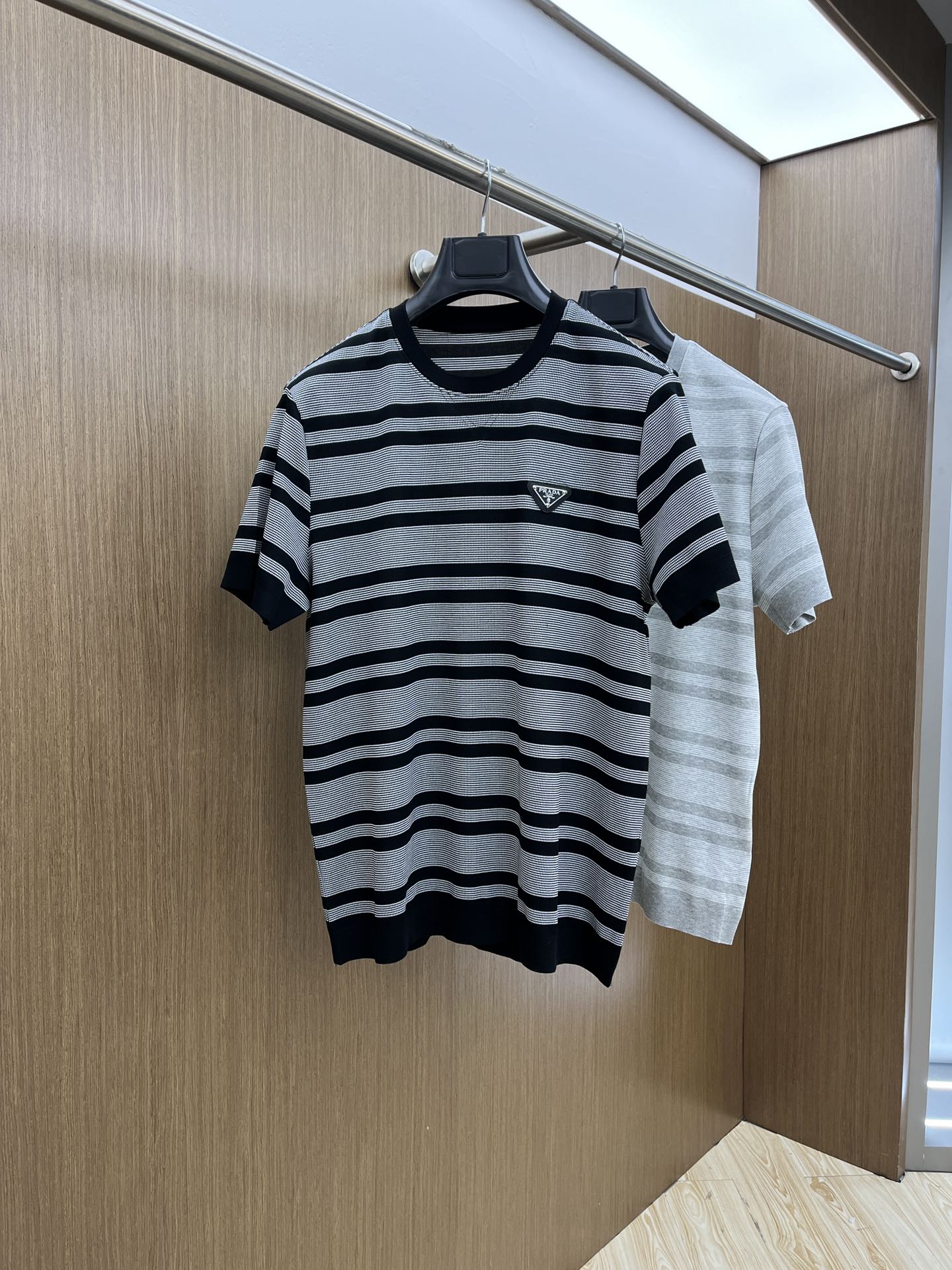 NO:123269,PD High-quality, the new short-sleeved model of early spring is on sale. Men's daily wear when going out. High-end custom fabric short-sleeved T-shirt. The charm lies in creating a simple and luxurious fashion, and the unique temperament of the British style is to feel the unique temperament of random matching. Size M-3xl, T-shirt,tees, t-shirt,alexander wang19860909PD 高品质 早春新款短袖抢先发售 男士日常出门闭眼搭 高级定制面料短袖T恤 魅力在于创造了简约奢华感的时尚,随意搭配感受英式风格独特气质. 尺码M-3xl,,T-shirt,tees，t-shirt,alexander wang,Men's clothing