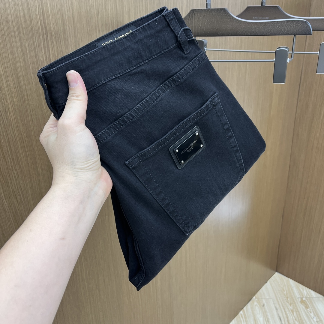 NO:119931,New DG SS spring and summer new super soft wash jeans, top body is so handsome, small straight-fitting design, slim-fitting cut, men's top casual cotton!  High-end stretchy all-season versatile commuter jeans for men!  The style is extremely versatile, the fabric is elastic and the material is also outstanding, with a bit retro and old style. The thick fabric is suitable for all seasons to wear and the industry's exclusive first-time model, and the four seasons versatile commuter style!  This high-end slim elastic tight jeans are versatile and comfortable!  29-38 (none 35,37), Dolce & Gabbana, jeans, alexander wang19860909新款 DG SS春夏新品超柔和水洗牛仔裤 ,上身爆帅,小直筒设计,修身裁剪,男款顶级休闲棉质！高端弹力四季百搭通勤牛仔男裤！款式极其的百搭,面料弹力,材质也十分出众,有点复古做旧的风格,厚面料适合四季穿着业内独家首发款,四季百搭通勤款！这类高端的修身弹力紧身牛仔裤,fxq百搭而且舒适！ 29-38（无35,37）,,Dolce&Gabbana,jeans,alexander wang,Men's clothing