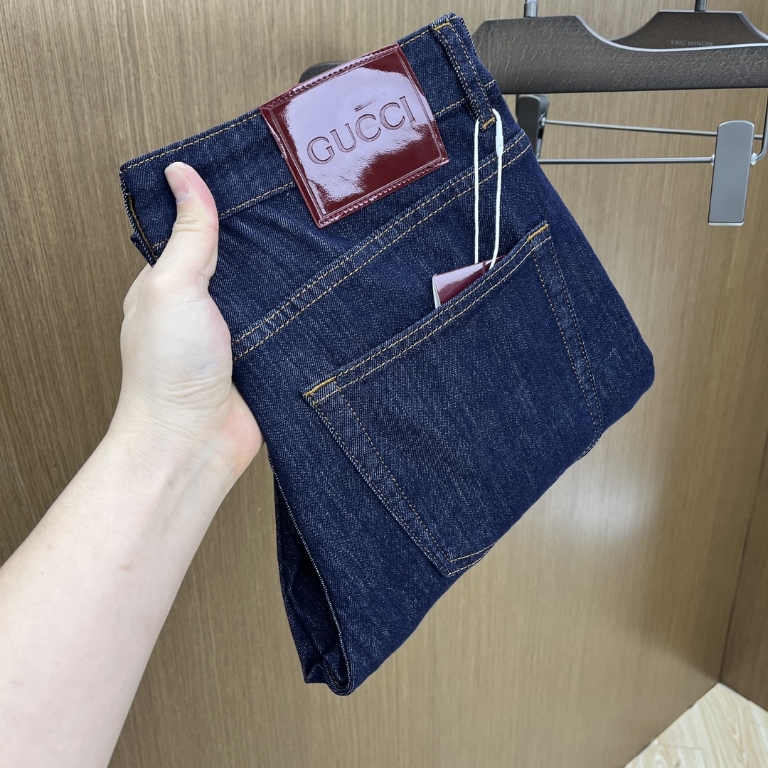 NO:125789,New Guc SS spring and summer new super soft wash jeans, top body is so handsome, small straight-fitting design, slim-fitting cut, men's top casual cotton!  High-end stretchy all-season versatile commuter jeans for men!  The style is extremely versatile, the fabric is elastic and the material is also outstanding, with a bit retro and old style. The thick fabric is suitable for all seasons to wear and the industry's exclusive first-time model, and the four seasons versatile commuter style!  This high-end slim elastic tight jeans are versatile and comfortable!  29-38 (no 35,37), gucci, jeans, alexander wang19860909新款 Guc SS春夏新品超柔和水洗牛仔裤 ,上身爆帅,小直筒设计,修身裁剪,男款顶级休闲棉质！高端弹力四季百搭通勤牛仔男裤！款式极其的百搭,面料弹力,材质也十分出众,有点复古做旧的风格,厚面料适合四季穿着业内独家首发款,四季百搭通勤款！这类高端的修身弹力紧身牛仔裤,fxq百搭而且舒适！ 29-38（无35,37）,,gucci,jeans,alexander wang,Men's clothing