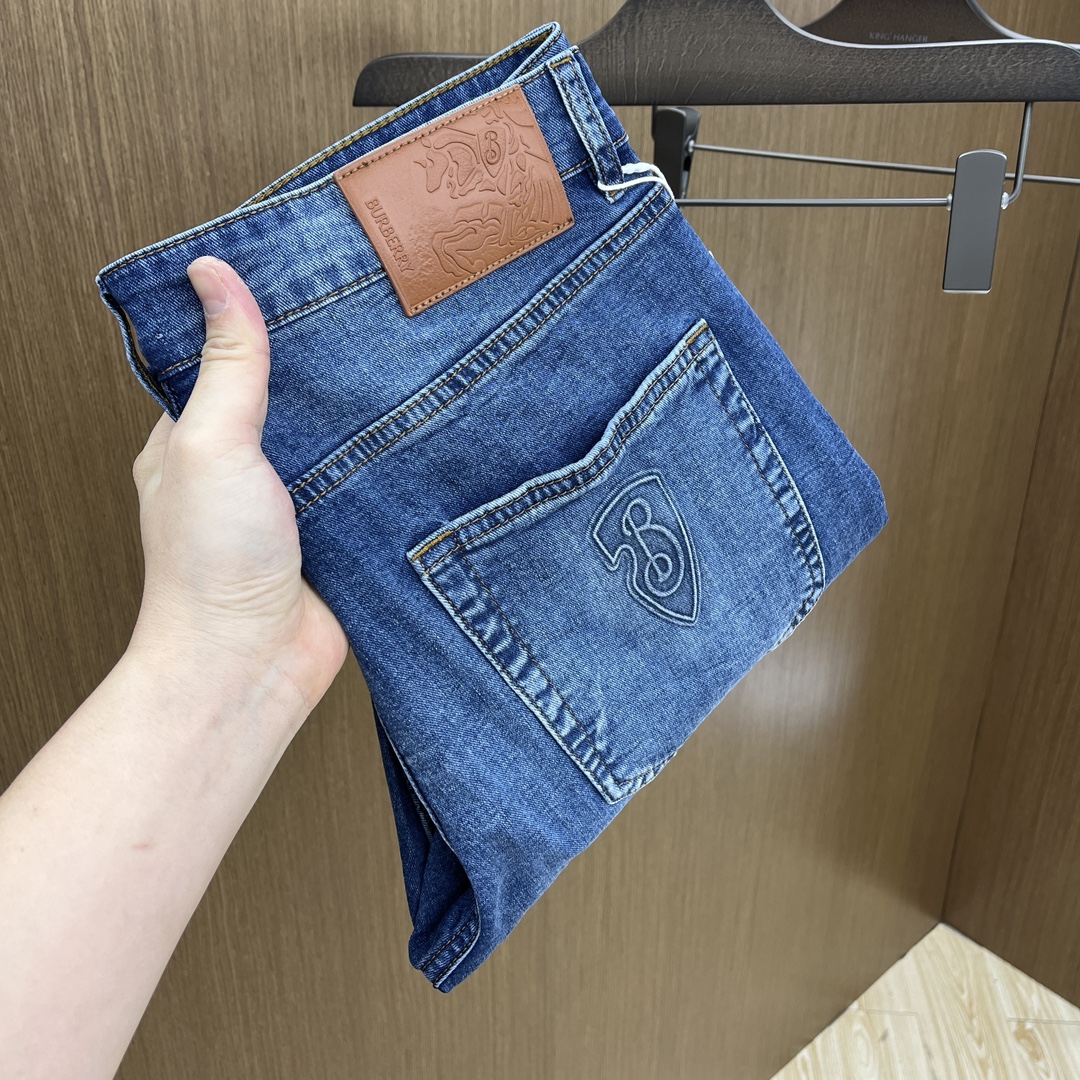 NO:125790,New BBR SS spring and summer new super soft wash jeans, top body is so handsome, small straight-fitting design, slim-fitting cut, men's top casual cotton!  High-end stretchy all-season versatile commuter jeans for men!  The style is extremely versatile, the fabric is elastic and the material is also outstanding, with a bit retro and old style. The thick fabric is suitable for all seasons to wear and the industry's exclusive first-time model, and the four seasons versatile commuter style!  This high-end slim elastic tight jeans are versatile and comfortable!  29-38 (no 35,37), jeans,alexander wang19860909新款 BBR SS春夏新品超柔和水洗牛仔裤 ,上身爆帅,小直筒设计,修身裁剪,男款顶级休闲棉质！高端弹力四季百搭通勤牛仔男裤！款式极其的百搭,面料弹力,材质也十分出众,有点复古做旧的风格,厚面料适合四季穿着业内独家首发款,四季百搭通勤款！这类高端的修身弹力紧身牛仔裤,fxq百搭而且舒适！ 29-38（无35,37）,,jeans,alexander wang,Men's clothing