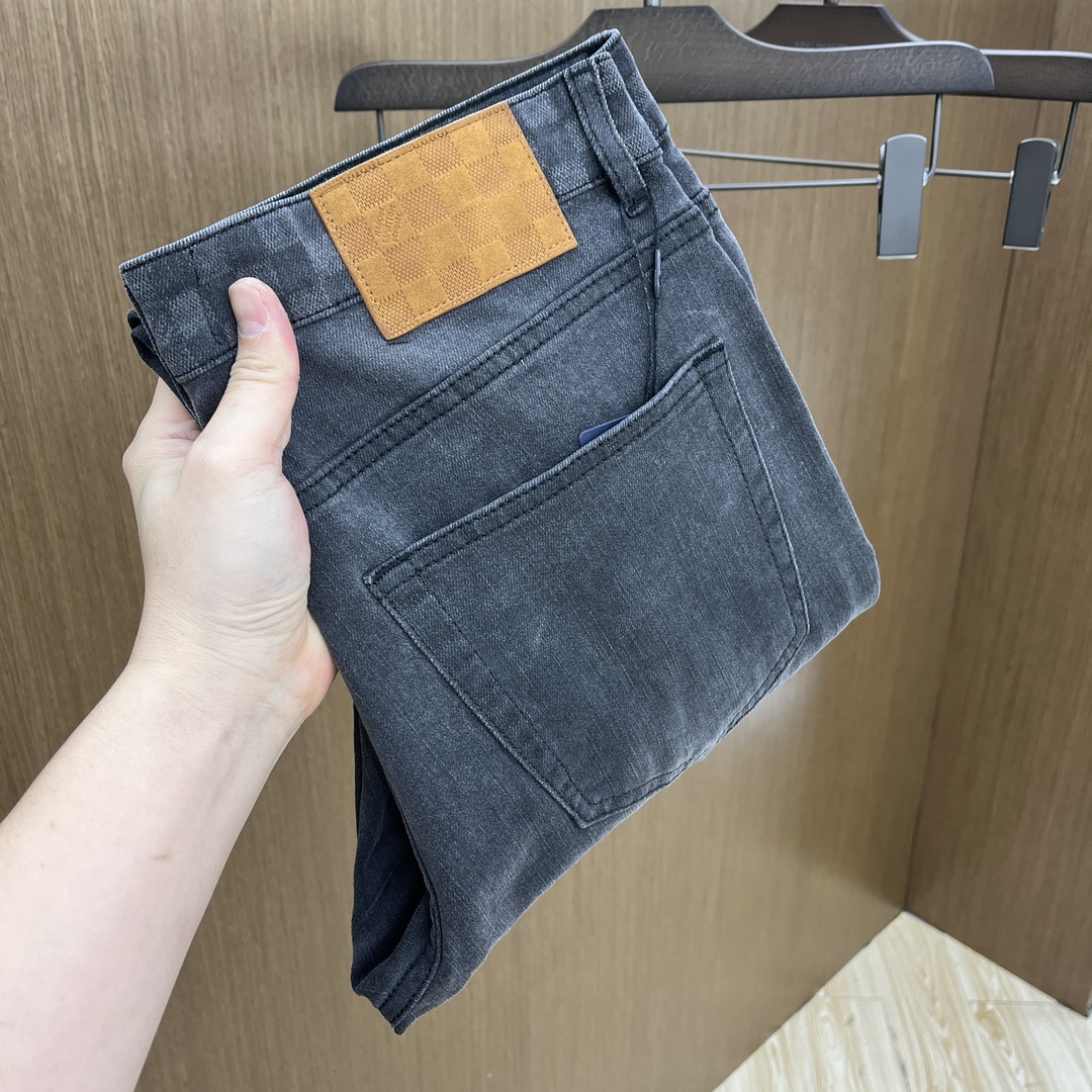 NO:470165,New LV SS spring and summer new super soft wash jeans, top body is so handsome, small straight-fitting design, slim-fitting cut, men's top casual cotton!  High-end stretchy all-season versatile commuter jeans for men!  The style is extremely versatile, the fabric is elastic and the material is also outstanding, with a bit retro and old style. The thick fabric is suitable for all seasons to wear and the industry's exclusive first-time model, and the four seasons versatile commuter style!  This high-end slim elastic tight jeans are versatile and comfortable!  29-38 (none 35,37), louis vuitton,jeans,alexander wang19860909新款 LV SS春夏新品超柔和水洗牛仔裤 ,上身爆帅,小直筒设计,修身裁剪,男款顶级休闲棉质！高端弹力四季百搭通勤牛仔男裤！款式极其的百搭,面料弹力,材质也十分出众,有点复古做旧的风格,厚面料适合四季穿着业内独家首发款,四季百搭通勤款！这类高端的修身弹力紧身牛仔裤,fxq百搭而且舒适！ 29-38（无35,37）,,louis vuitton,jeans,alexander wang,Men's clothing