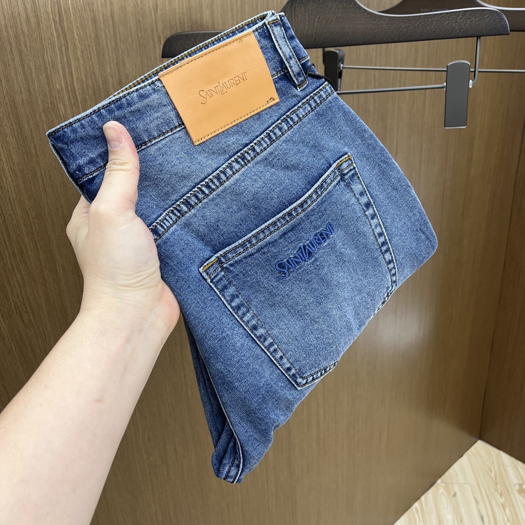 NO:470169,New YSL SS spring and summer new super soft wash jeans, top body is so handsome, small straight-fitting design, slim-fitting cut, men's top casual cotton!  High-end stretchy all-season versatile commuter jeans for men!  The style is extremely versatile, the fabric is elastic and the material is also outstanding, with a bit retro and old style. The thick fabric is suitable for all seasons to wear and the industry's exclusive first-time model, and the four seasons versatile commuter style!  This high-end slim elastic tight jeans are versatile and comfortable!  29-38 (none 35,37), saint laurent,jeans,alexander wang19860909新款 YSL SS春夏新品超柔和水洗牛仔裤 ,上身爆帅,小直筒设计,修身裁剪,男款顶级休闲棉质！高端弹力四季百搭通勤牛仔男裤！款式极其的百搭,面料弹力,材质也十分出众,有点复古做旧的风格,厚面料适合四季穿着业内独家首发款,四季百搭通勤款！这类高端的修身弹力紧身牛仔裤,fxq百搭而且舒适！ 29-38（无35,37）,,saint laurent,jeans,alexander wang,Men's clothing
