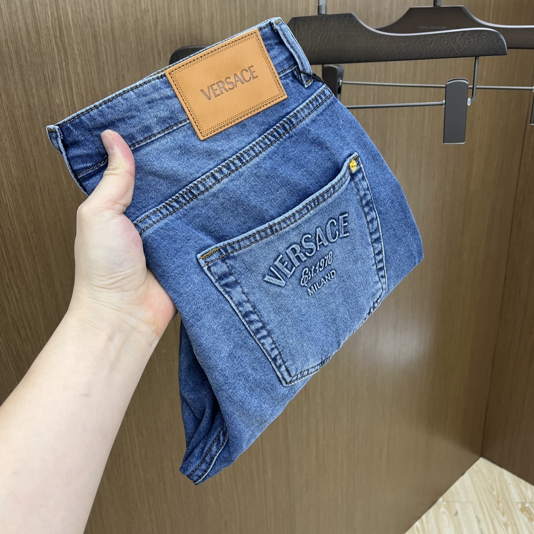 NO:470174,New VER SS spring and summer new super soft wash jeans, top body is so handsome, small straight-fitting design, slim-fitting cut, men's top casual cotton!  High-end stretchy all-season versatile commuter jeans for men!  The style is extremely versatile, the fabric is elastic and the material is also outstanding, with a bit retro and old style. The thick fabric is suitable for all seasons to wear and the industry's exclusive first-time model, and the four seasons versatile commuter style!  This high-end slim elastic tight jeans are versatile and comfortable!  29-38 (no 35,37), jeans,alexander wang19860909新款 VER SS春夏新品超柔和水洗牛仔裤 ,上身爆帅,小直筒设计,修身裁剪,男款顶级休闲棉质！高端弹力四季百搭通勤牛仔男裤！款式极其的百搭,面料弹力,材质也十分出众,有点复古做旧的风格,厚面料适合四季穿着业内独家首发款,四季百搭通勤款！这类高端的修身弹力紧身牛仔裤,fxq百搭而且舒适！ 29-38（无35,37）,,jeans,alexander wang,Men's clothing