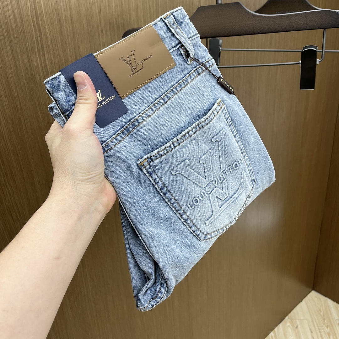 NO:118216,New LV high-end customization, the latest 2025 early spring jeans, released simultaneously on the counter, imported color fixing fabric, original custom reproduction, customer-supplied hardware and auxiliary materials, original quality, heavy industry washing, fine workmanship and excellent upper body!  ftd preferred single item number 29–38 no 35.37, louis vuitton,jeans,alexander wang19860909新款 LV 高端定制、2025早春最新款小脚牛仔裤 柜台同步发售 进口固色面料 原版定制复刻 客供五金辅料 原单品质 重工洗水 做工走线精细 上身绝佳！ftd优选单品 码数29–38无35.37,,louis vuitton,jeans,alexander wang,Men's clothing