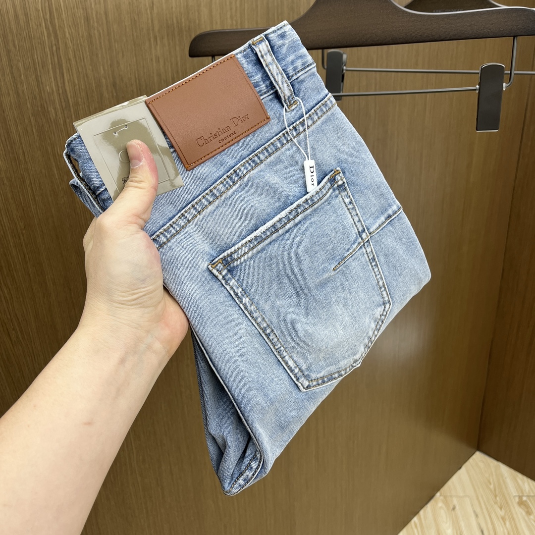 NO:118218,New CD high-end customization, the latest 2025 early spring jeans, released simultaneously on the counter, imported color fixing fabric, original custom reproduction, customer-supplied hardware and auxiliary materials, original quality, heavy industry washing, fine workmanship and excellent upper body!  ftd preferred single product number 29–38 no 35.37, jeans, alexander wang19860909新款 CD 高端定制、2025早春最新款小脚牛仔裤 柜台同步发售 进口固色面料 原版定制复刻 客供五金辅料 原单品质 重工洗水 做工走线精细 上身绝佳！ftd优选单品 码数29–38无35.37,,jeans,alexander wang,Men's clothing