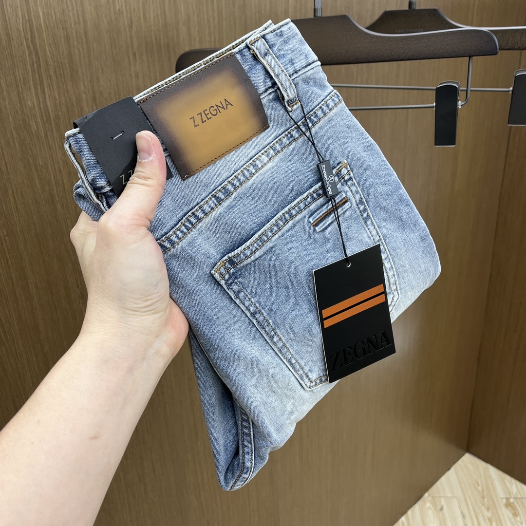 NO:118215,New ZZ high-end customization, the latest 2025 early spring jeans, released simultaneously on the counter, imported color fixing fabric, original custom reproduction, customer-supplied hardware and auxiliary materials, original quality, heavy industry washing, fine workmanship and excellent upper body!  ftd preferred single product number 29–38 no 35.37, jeans, alexander wang19860909新款 ZZ 高端定制、2025早春最新款小脚牛仔裤 柜台同步发售 进口固色面料 原版定制复刻 客供五金辅料 原单品质 重工洗水 做工走线精细 上身绝佳！ftd优选单品 码数29–38无35.37,,jeans,alexander wang,Men's clothing