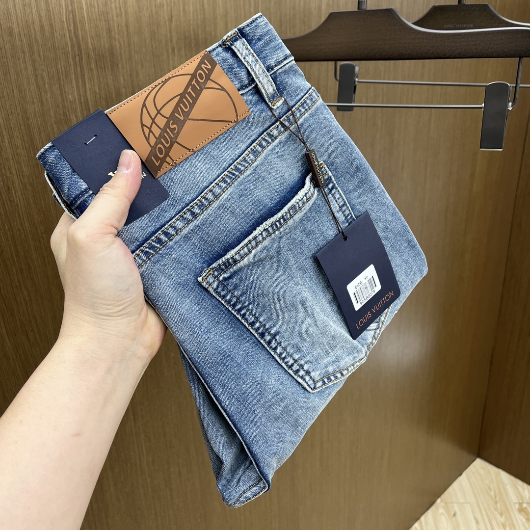 NO:118211,New LV high-end customization, the latest 2025 early spring jeans, released simultaneously on the counter, imported color fixing fabric, original custom reproduction, customer-supplied hardware and auxiliary materials, original quality, heavy industry washing, fine workmanship and excellent upper body!  ftd preferred single item number 29–38 no 35.37, louis vuitton,jeans,alexander wang19860909新款 LV 高端定制、2025早春最新款小脚牛仔裤 柜台同步发售 进口固色面料 原版定制复刻 客供五金辅料 原单品质 重工洗水 做工走线精细 上身绝佳！ftd优选单品 码数29–38无35.37,,louis vuitton,jeans,alexander wang,Men's clothing