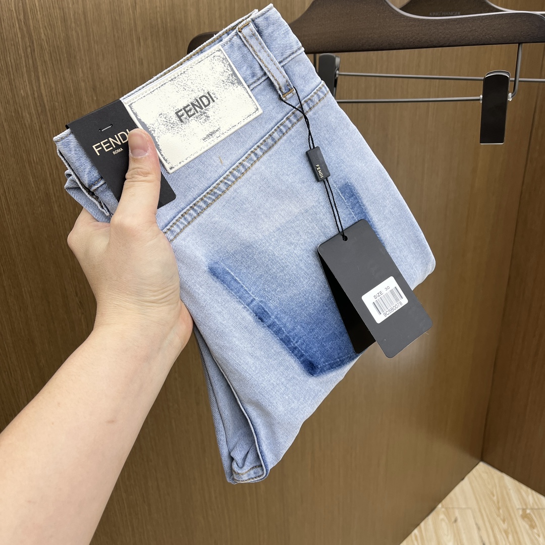 NO:159428,New FD high-end customization, the latest 2025 early spring jeans, released simultaneously on the counter, imported color fixing fabric, original custom reproduction, customer-supplied hardware and auxiliary materials, original quality, heavy industry washing, fine workmanship and excellent upper body!  ftd preferred single product number 29–38 no 35.37, jeans, alexander wang19860909新款 FD 高端定制、2025早春最新款小脚牛仔裤 柜台同步发售 进口固色面料 原版定制复刻 客供五金辅料 原单品质 重工洗水 做工走线精细 上身绝佳！ftd优选单品 码数29–38无35.37,,jeans,alexander wang,Men's clothing