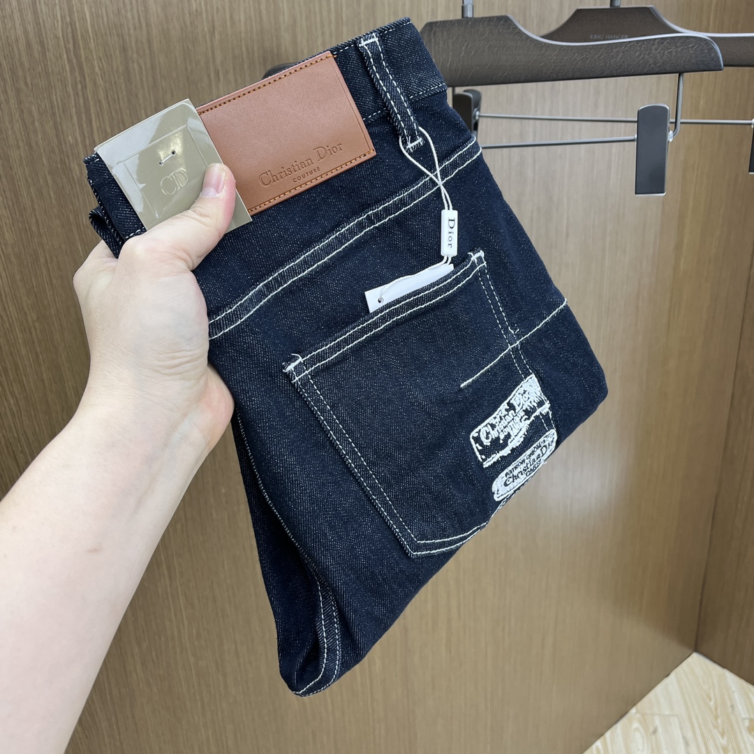 NO:159432,New CD high-end customization, the latest 2025 early spring jeans, released simultaneously on the counter, imported color fixing fabric, original custom reproduction, customer-supplied hardware and auxiliary materials, original quality, heavy industry washing, fine workmanship and excellent upper body!  ftd preferred single product number 29–38 no 35.37, jeans, alexander wang19860909新款 CD 高端定制、2025早春最新款小脚牛仔裤 柜台同步发售 进口固色面料 原版定制复刻 客供五金辅料 原单品质 重工洗水 做工走线精细 上身绝佳！ftd优选单品 码数29–38无35.37,,jeans,alexander wang,Men's clothing