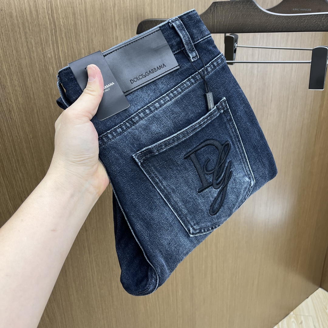 NO:159433,New DG high-end customization, the latest 2025 early spring jeans, released simultaneously on the counter, imported color fixing fabric, original custom reproduction, customer-supplied hardware and auxiliary materials, original quality, heavy industry washing, fine workmanship and excellent upper body!  ftd preferred single item number 29–38 No 35.37, Dolce & Gabbana, jeans, alexander wang19860909新款 DG 高端定制、2025早春最新款小脚牛仔裤 柜台同步发售 进口固色面料 原版定制复刻 客供五金辅料 原单品质 重工洗水 做工走线精细 上身绝佳！ftd优选单品 码数29–38无35.37,,Dolce&Gabbana,jeans,alexander wang,Men's clothing