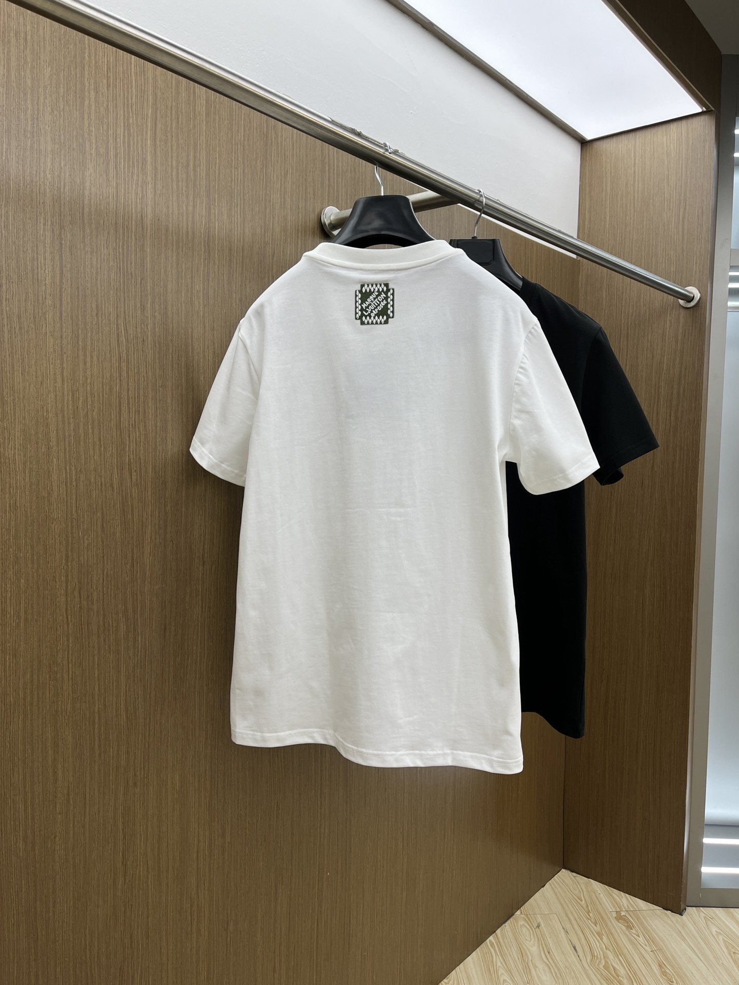 新款   LV 🔥🔥高定面料 玉蚕丝般的丝滑 2025春夏新品上市🍃时尚经典圆领短袖👍🏻时尚单品设计，更
