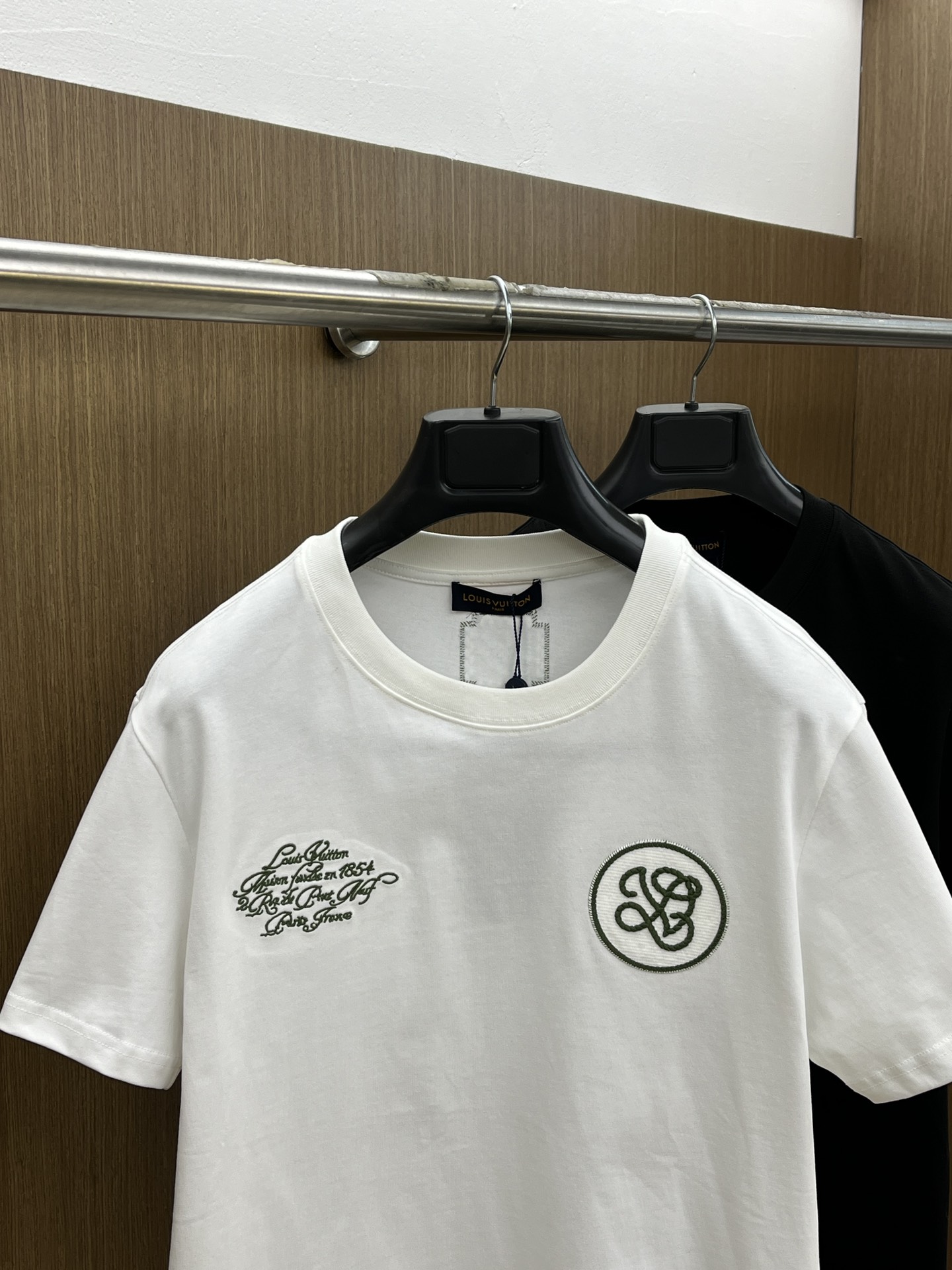 新款   LV 🔥🔥高定面料 玉蚕丝般的丝滑 2025春夏新品上市🍃时尚经典圆领短袖👍🏻时尚单品设计，更