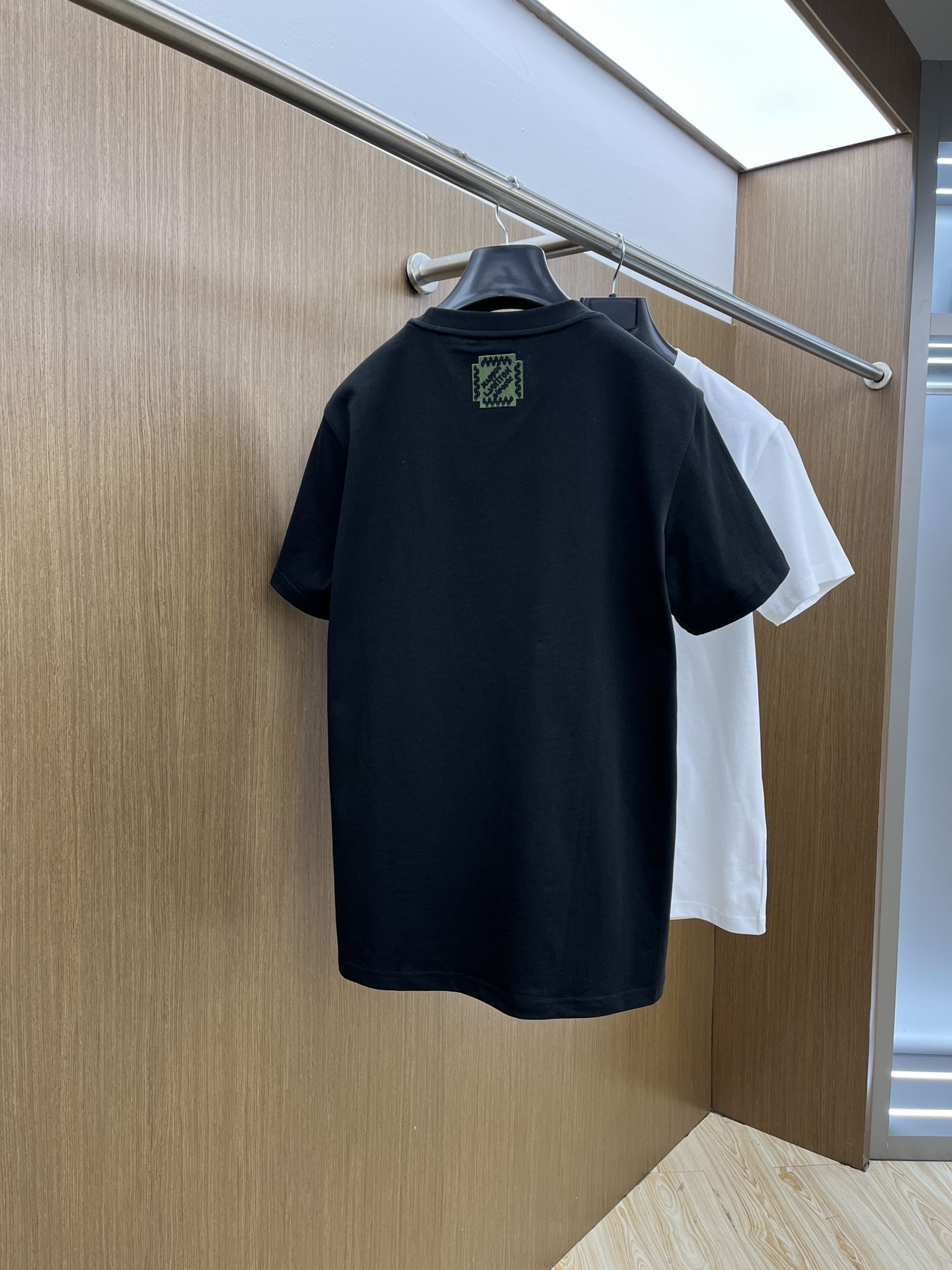 新款   LV 🔥🔥高定面料 玉蚕丝般的丝滑 2025春夏新品上市🍃时尚经典圆领短袖👍🏻时尚单品设计，更