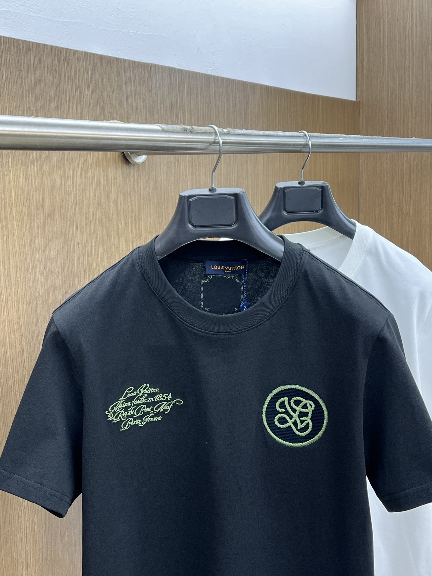 新款   LV 🔥🔥高定面料 玉蚕丝般的丝滑 2025春夏新品上市🍃时尚经典圆领短袖👍🏻时尚单品设计，更