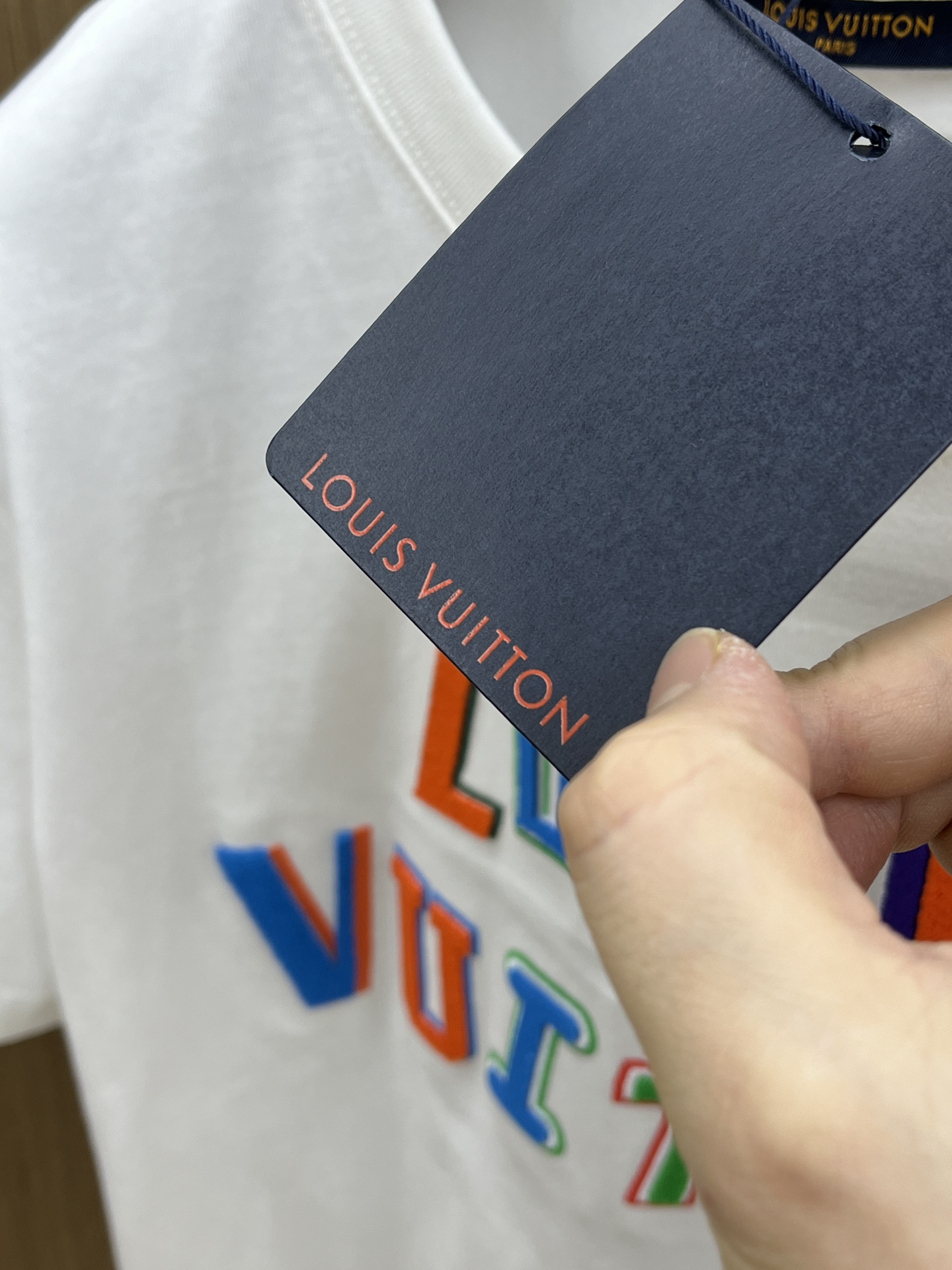 新款   LV 🔥🔥高定面料 玉蚕丝般的丝滑 2025春夏新品上市🍃时尚经典圆领短袖👍🏻时尚单品设计，更
