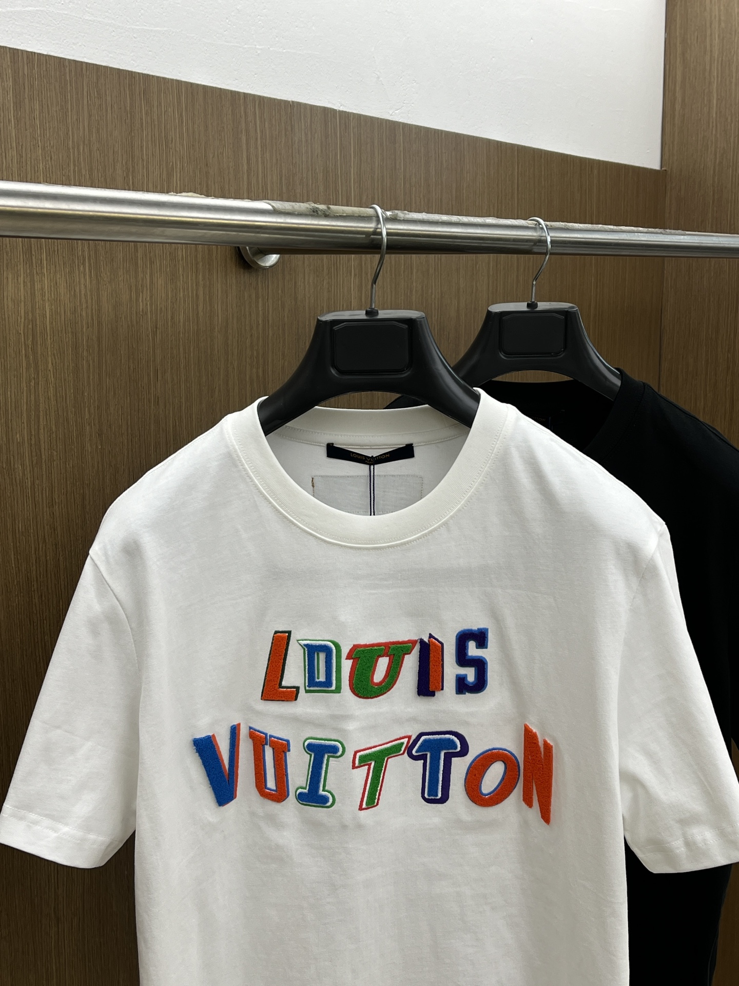 新款   LV 🔥🔥高定面料 玉蚕丝般的丝滑 2025春夏新品上市🍃时尚经典圆领短袖👍🏻时尚单品设计，更