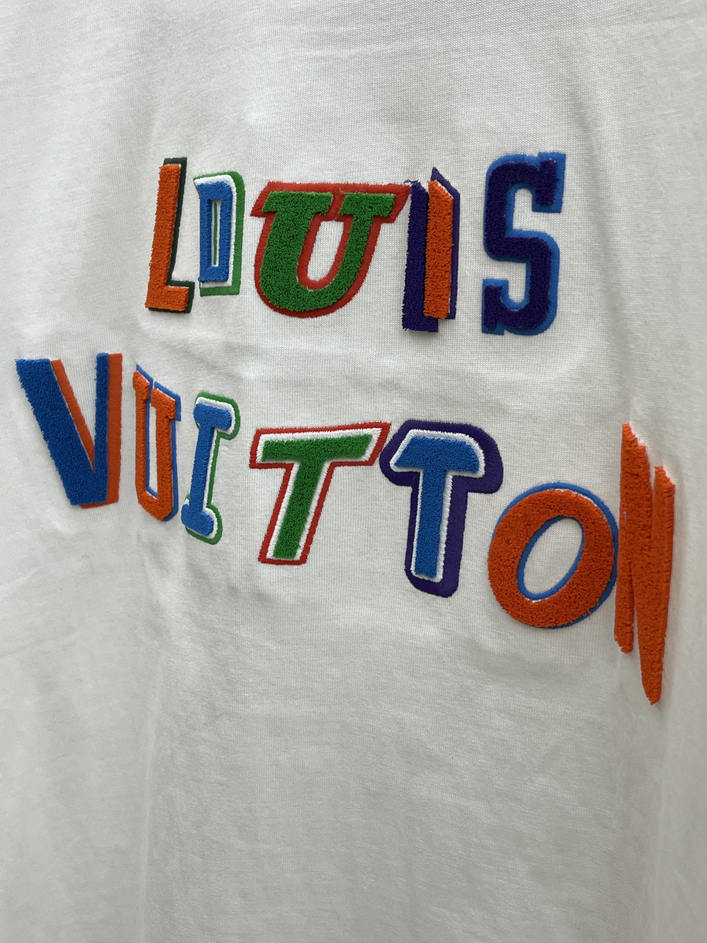 新款   LV 🔥🔥高定面料 玉蚕丝般的丝滑 2025春夏新品上市🍃时尚经典圆领短袖👍🏻时尚单品设计，更