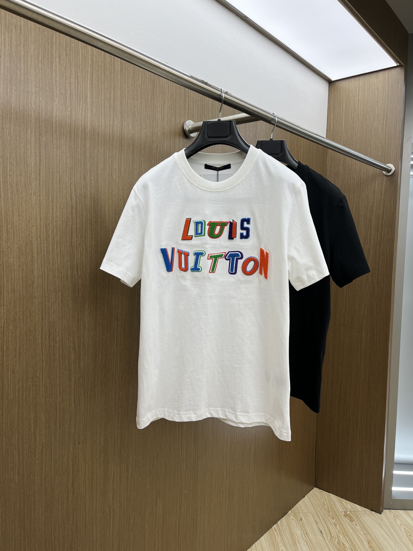 新款   LV 🔥🔥高定面料 玉蚕丝般的丝滑 2025春夏新品上市🍃时尚经典圆领短袖👍🏻时尚单品设计，更