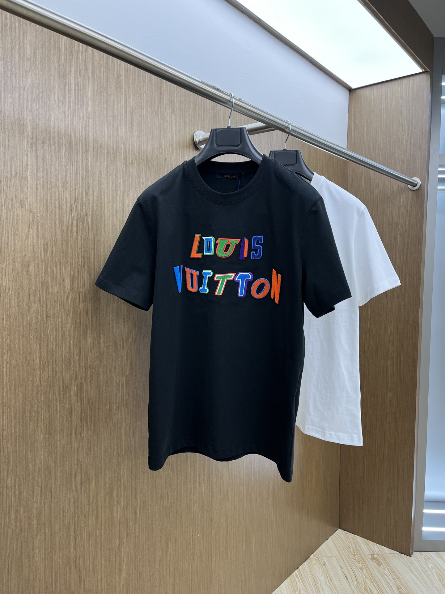 新款   LV 🔥🔥高定面料 玉蚕丝般的丝滑 2025春夏新品上市🍃时尚经典圆领短袖👍🏻时尚单品设计，更