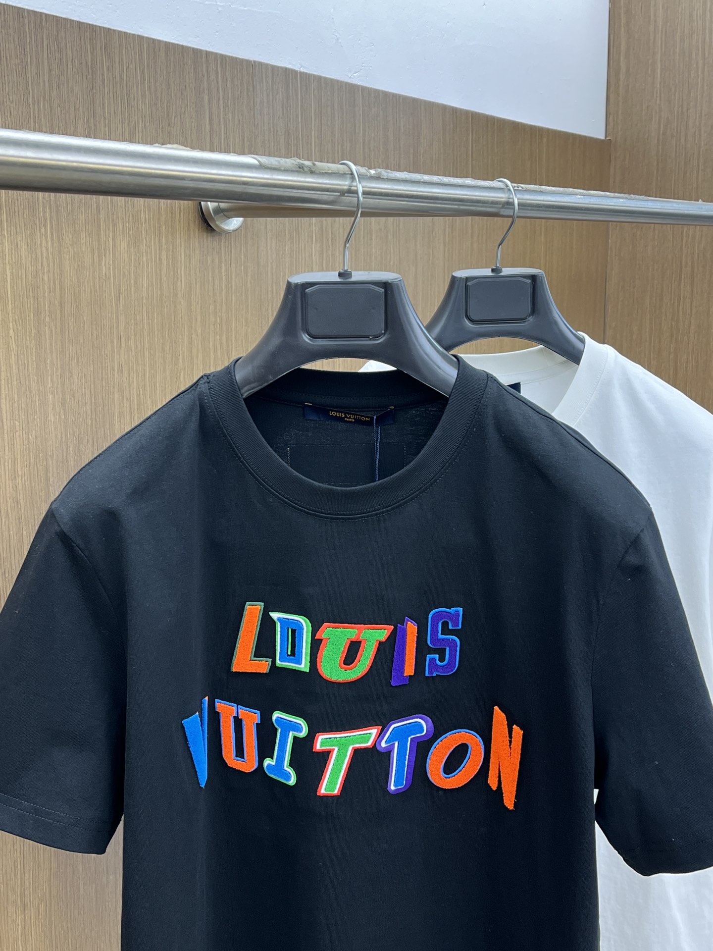 新款   LV 🔥🔥高定面料 玉蚕丝般的丝滑 2025春夏新品上市🍃时尚经典圆领短袖👍🏻时尚单品设计，更