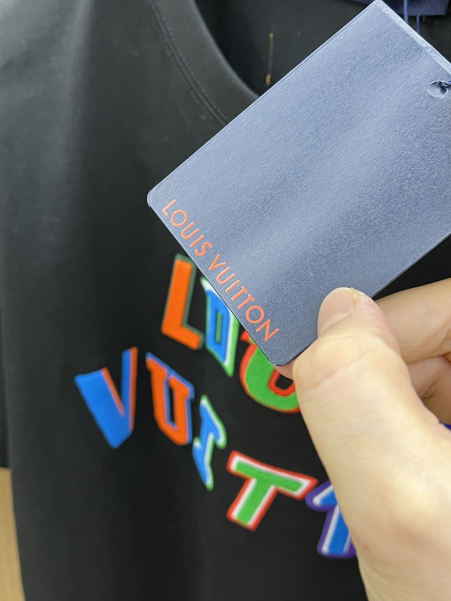 新款   LV 🔥🔥高定面料 玉蚕丝般的丝滑 2025春夏新品上市🍃时尚经典圆领短袖👍🏻时尚单品设计，更
