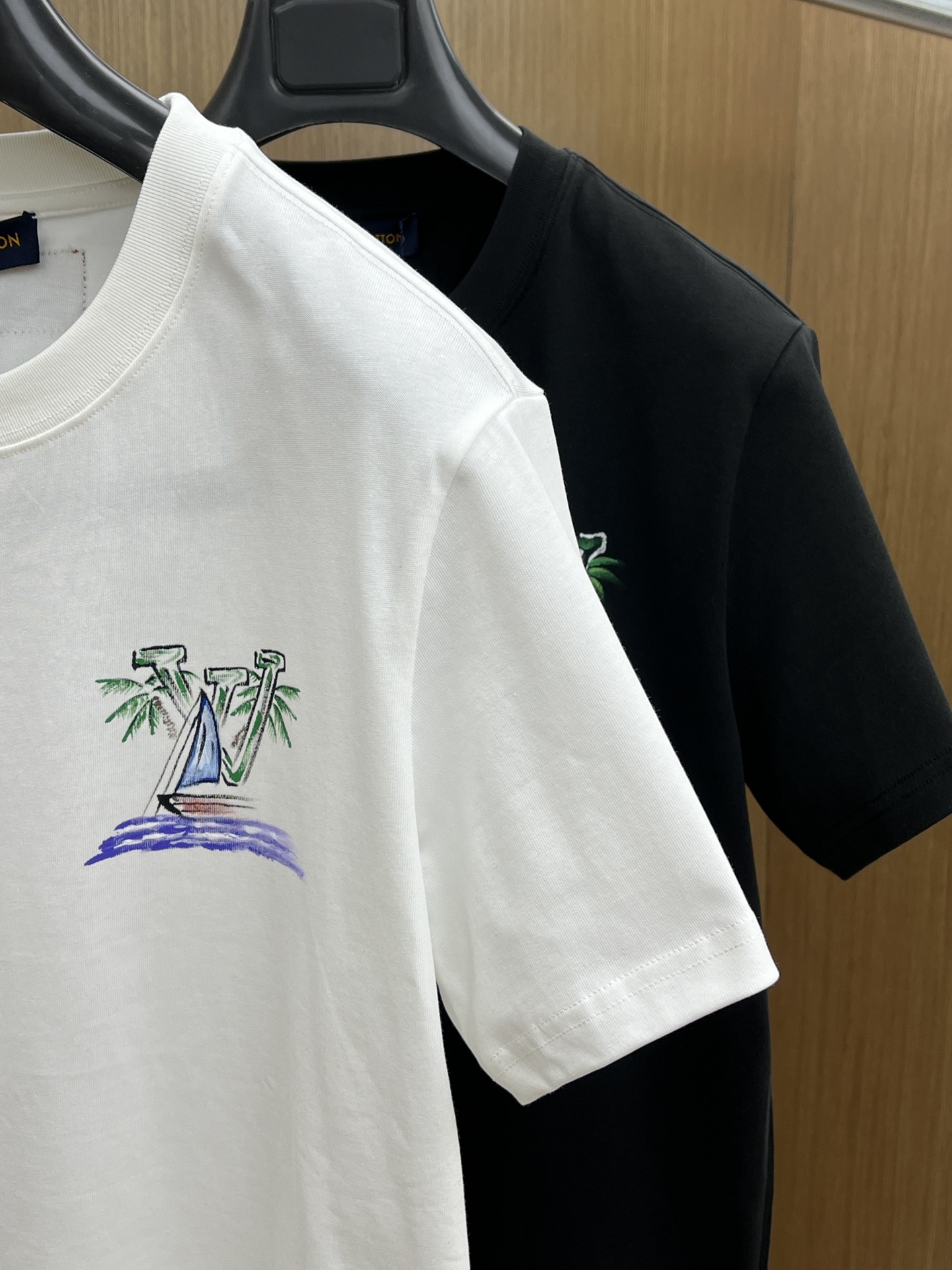 新款   LV 🔥🔥高定面料 玉蚕丝般的丝滑 2025春夏新品上市🍃时尚经典圆领短袖👍🏻时尚单品设计，更