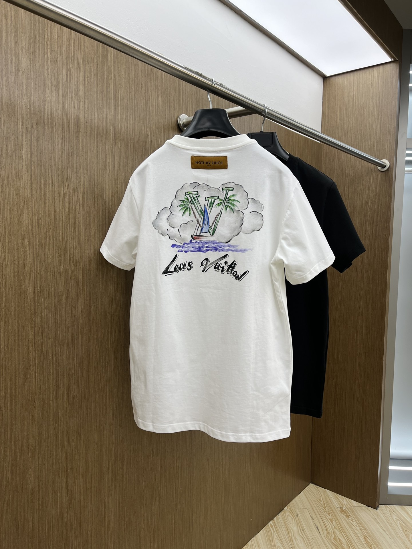 新款   LV 🔥🔥高定面料 玉蚕丝般的丝滑 2025春夏新品上市🍃时尚经典圆领短袖👍🏻时尚单品设计，更