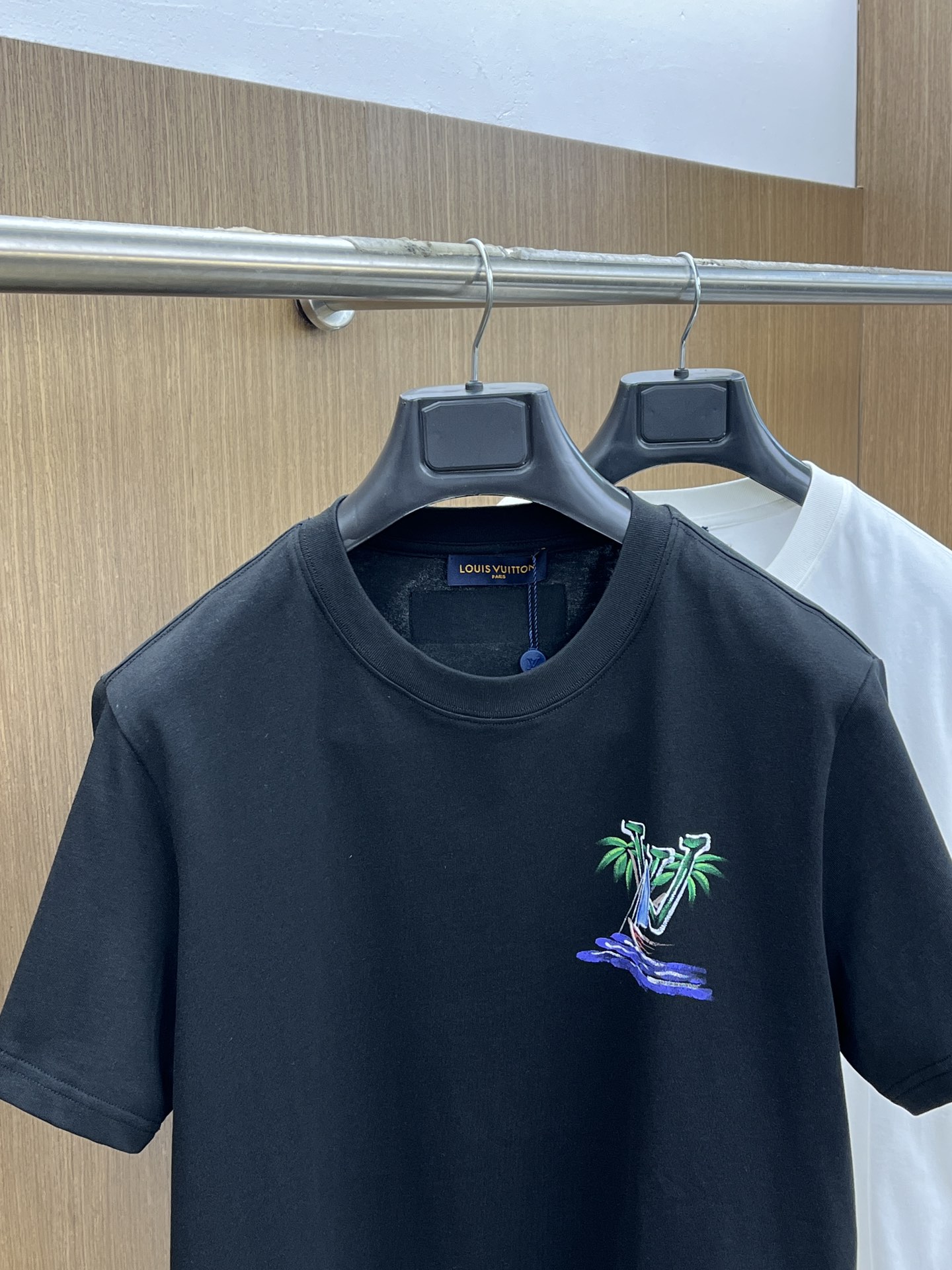 新款   LV 🔥🔥高定面料 玉蚕丝般的丝滑 2025春夏新品上市🍃时尚经典圆领短袖👍🏻时尚单品设计，更