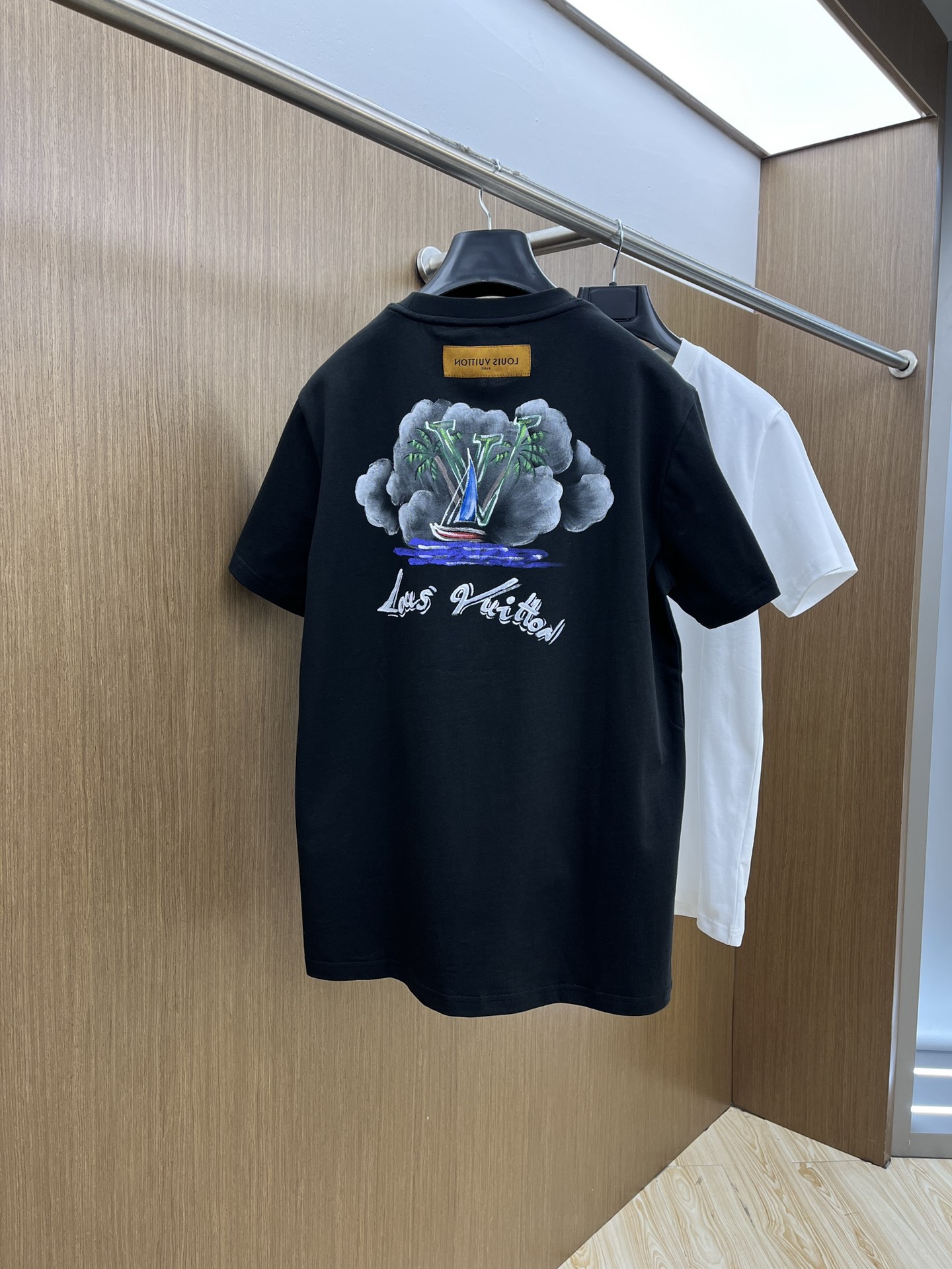 新款   LV 🔥🔥高定面料 玉蚕丝般的丝滑 2025春夏新品上市🍃时尚经典圆领短袖👍🏻时尚单品设计，更