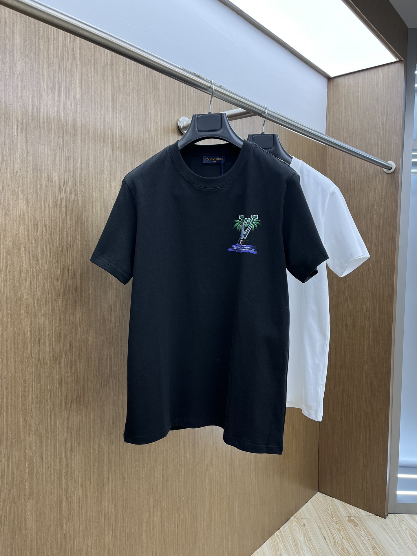 新款   LV 🔥🔥高定面料 玉蚕丝般的丝滑 2025春夏新品上市🍃时尚经典圆领短袖👍🏻时尚单品设计，更