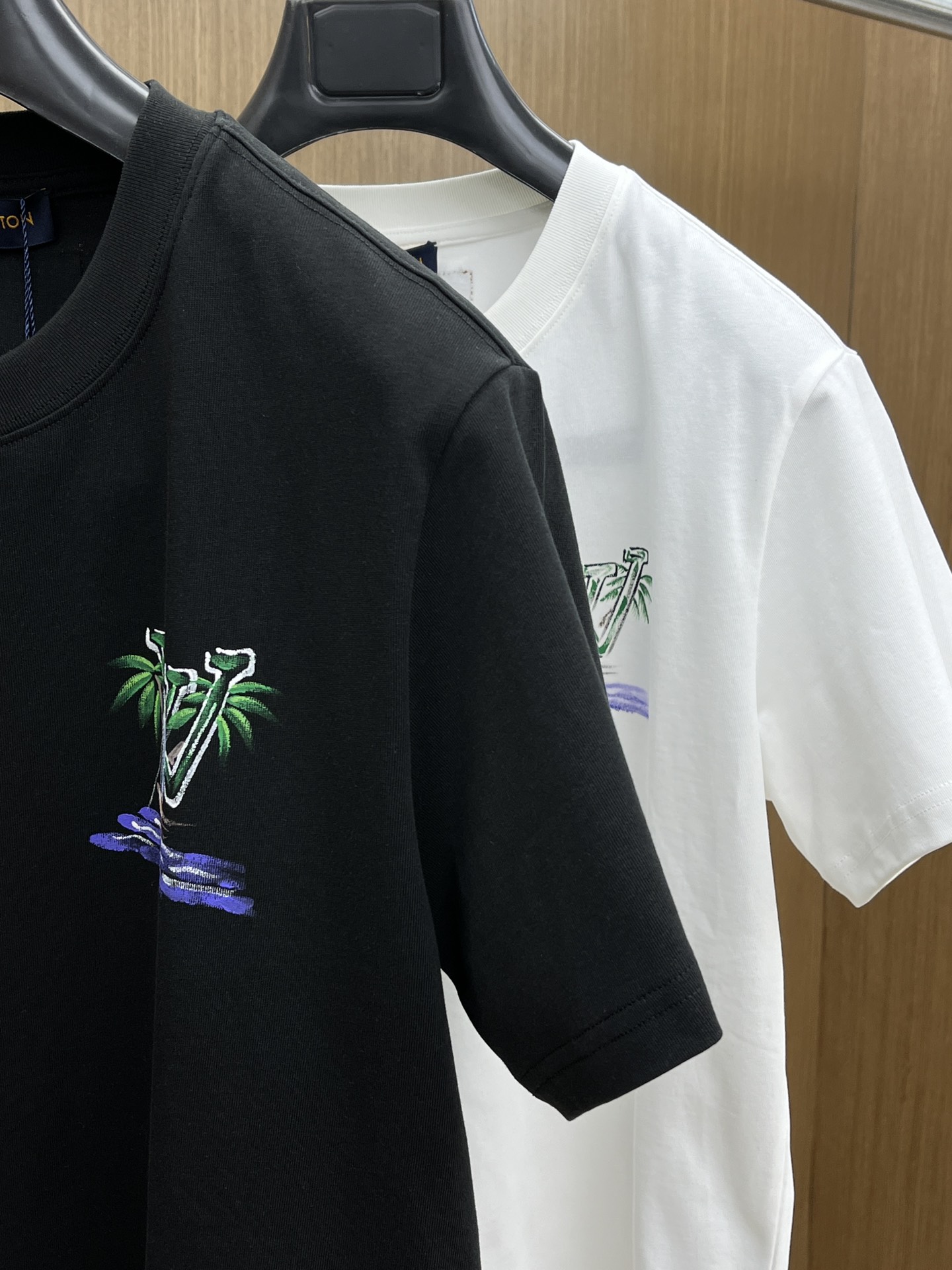 新款   LV 🔥🔥高定面料 玉蚕丝般的丝滑 2025春夏新品上市🍃时尚经典圆领短袖👍🏻时尚单品设计，更