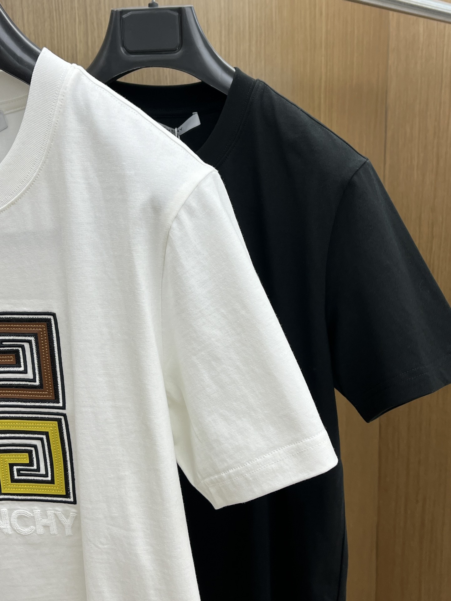新款   Gvc 🔥🔥高定面料 玉蚕丝般的丝滑 2025春夏新品上市🍃时尚经典圆领短袖👍🏻时尚单品设计，