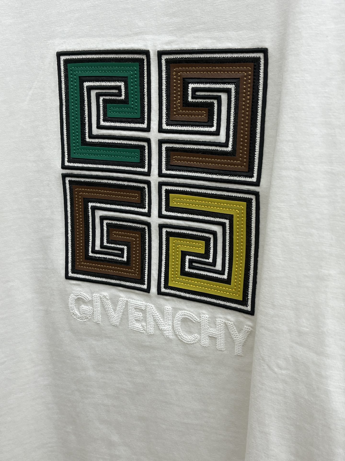 新款   Gvc 🔥🔥高定面料 玉蚕丝般的丝滑 2025春夏新品上市🍃时尚经典圆领短袖👍🏻时尚单品设计，