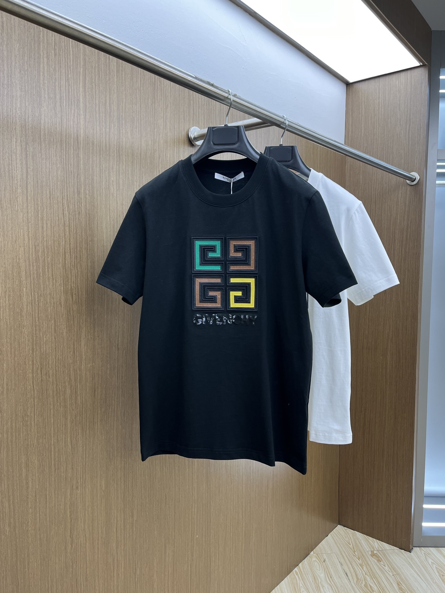 新款   GVC 🔥🔥高定面料 玉蚕丝般的丝滑 2025春夏新品上市🍃时尚经典圆领短袖👍🏻时尚单品设计，