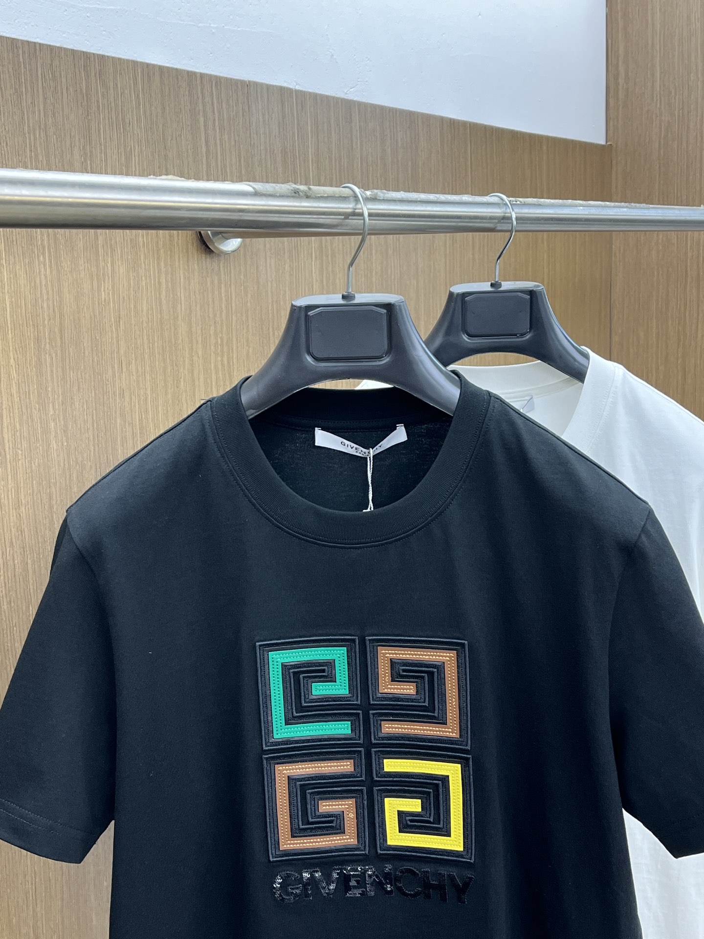 新款   GVC 🔥🔥高定面料 玉蚕丝般的丝滑 2025春夏新品上市🍃时尚经典圆领短袖👍🏻时尚单品设计，