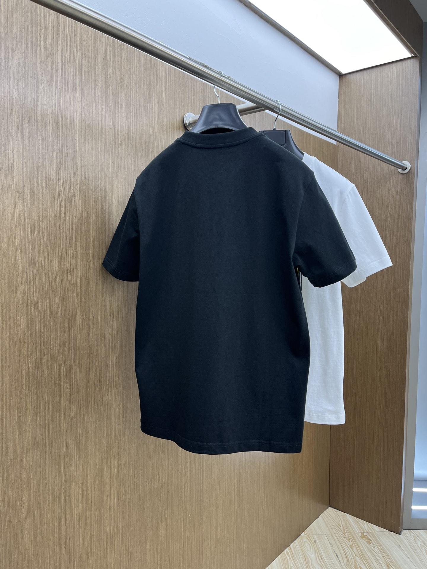 新款   GVC 🔥🔥高定面料 玉蚕丝般的丝滑 2025春夏新品上市🍃时尚经典圆领短袖👍🏻时尚单品设计，
